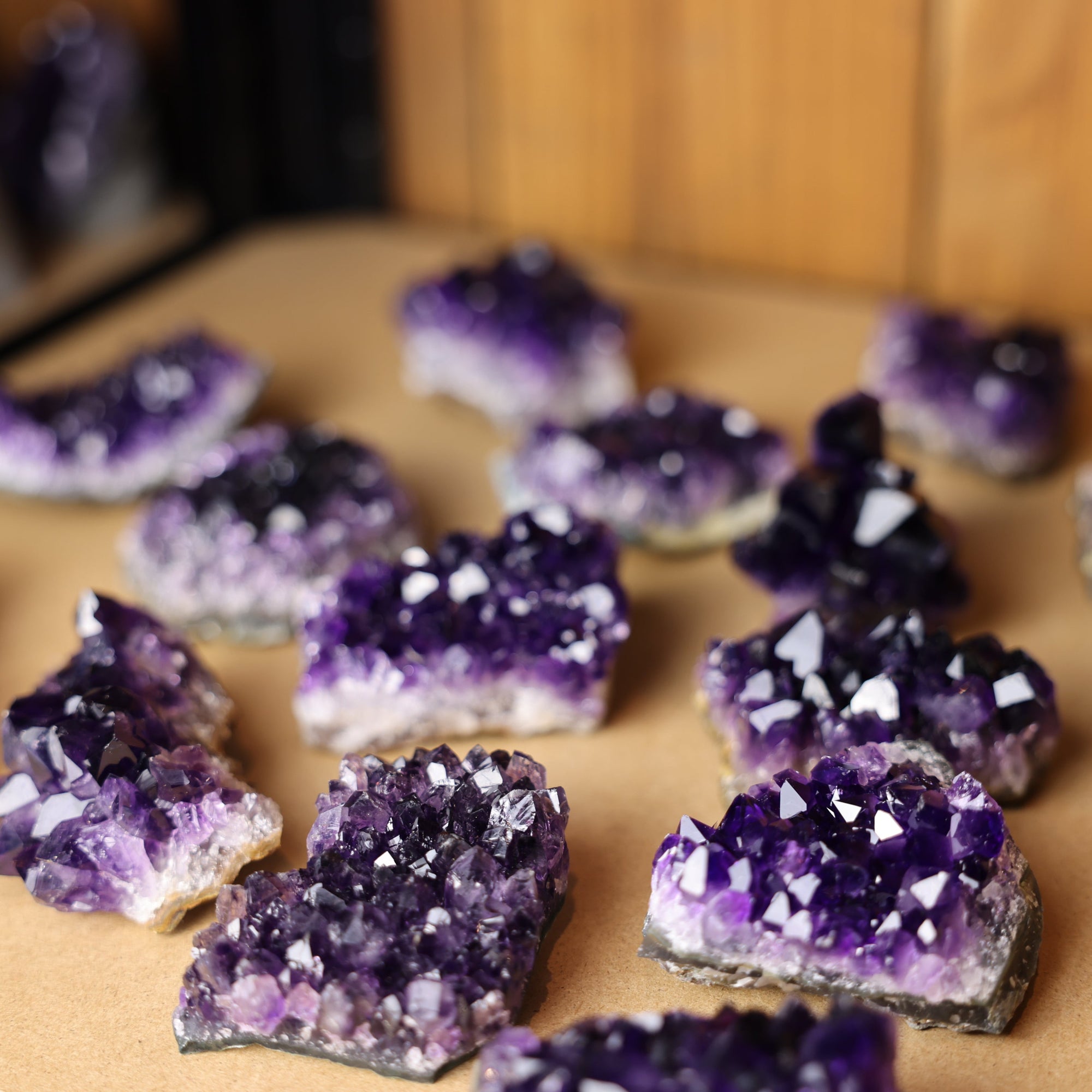 Amethyst Cluster naturbelassen in verschiedenen Größen zwischen 100 g und 500 g mit violetten Kristallspitzen als individuelles Überraschungs-Unikat aus Uruguay
