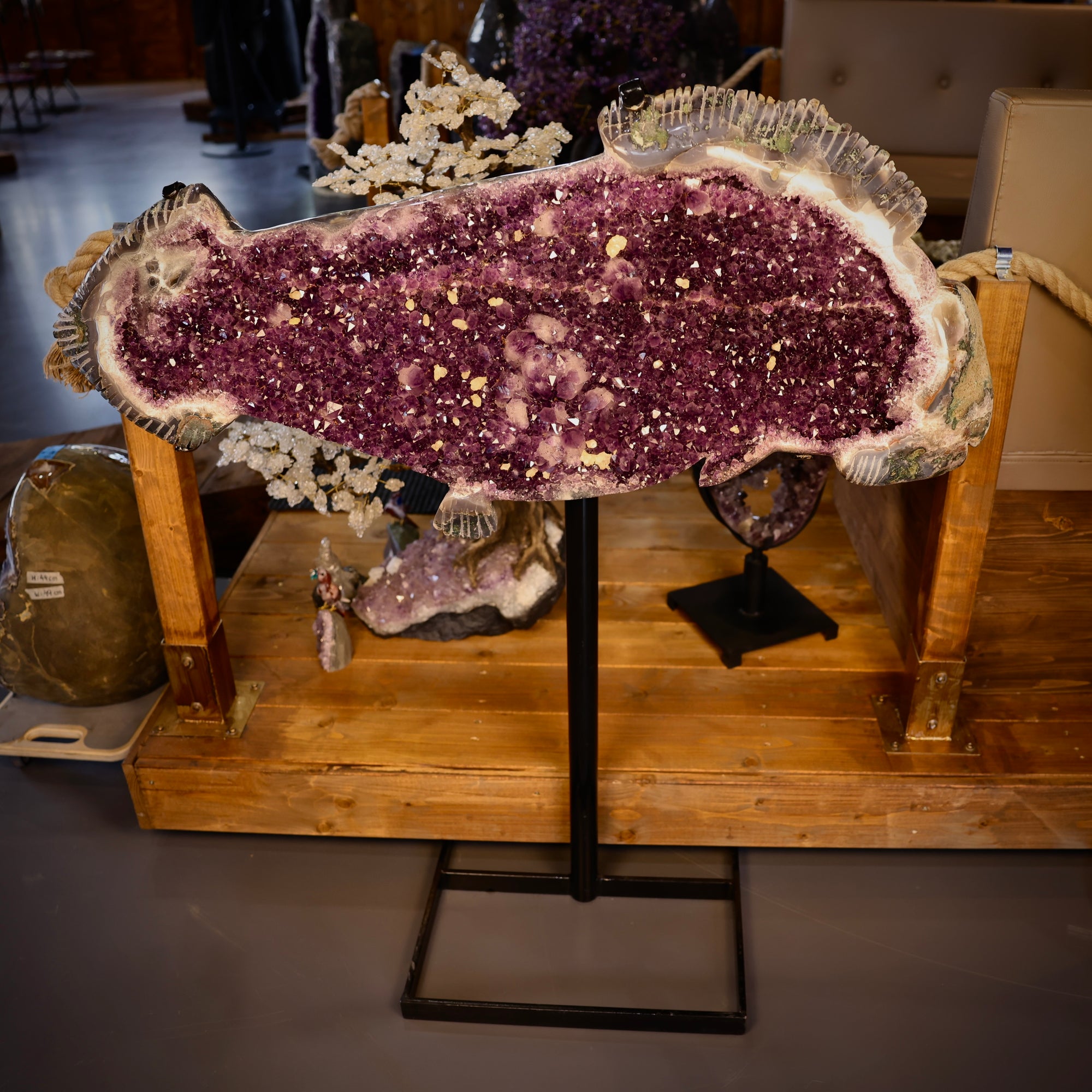 Amethyst-Druse in Fischform mit intensiver violetter Kristallstruktur auf Metallständer