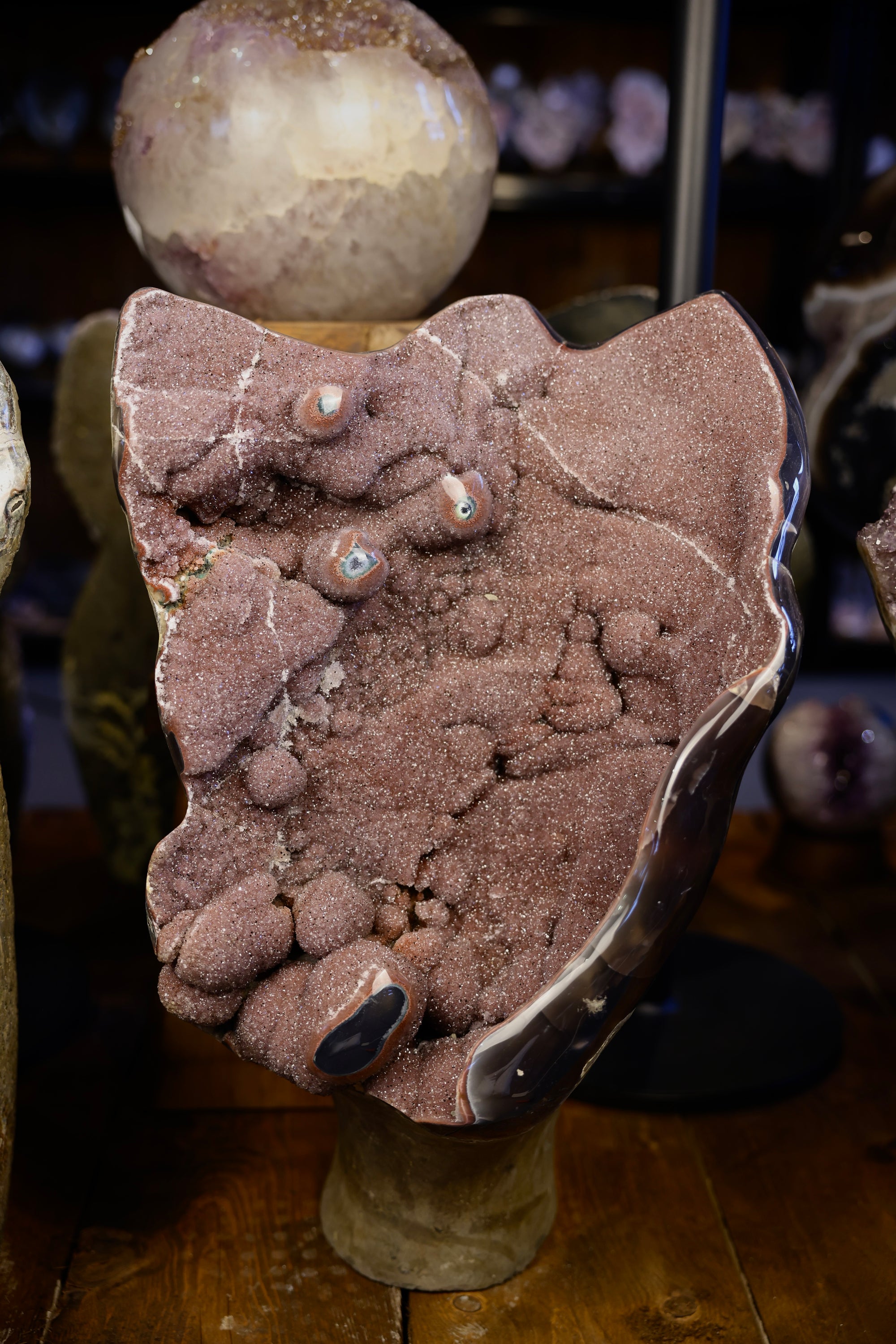 Polierte Amethyst Skulptur Uruguay 36,4 kg mit botryoidaler Struktur und natürlicher Formation