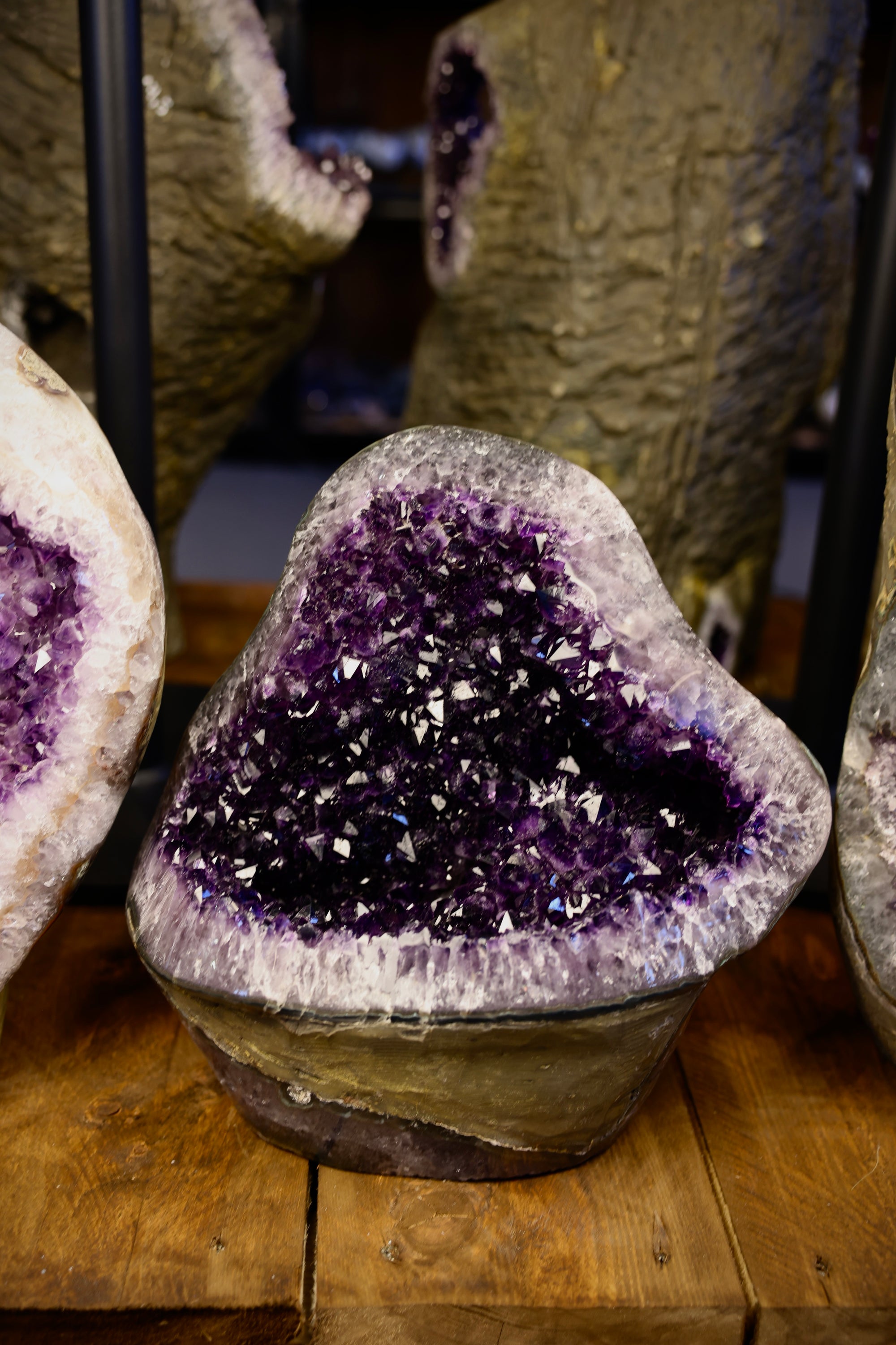 Amethyst Geode Uruguay 17,5 kg dunkellila Kristalle offen flache Form hochwertige Farbe Naturstein Unikat
