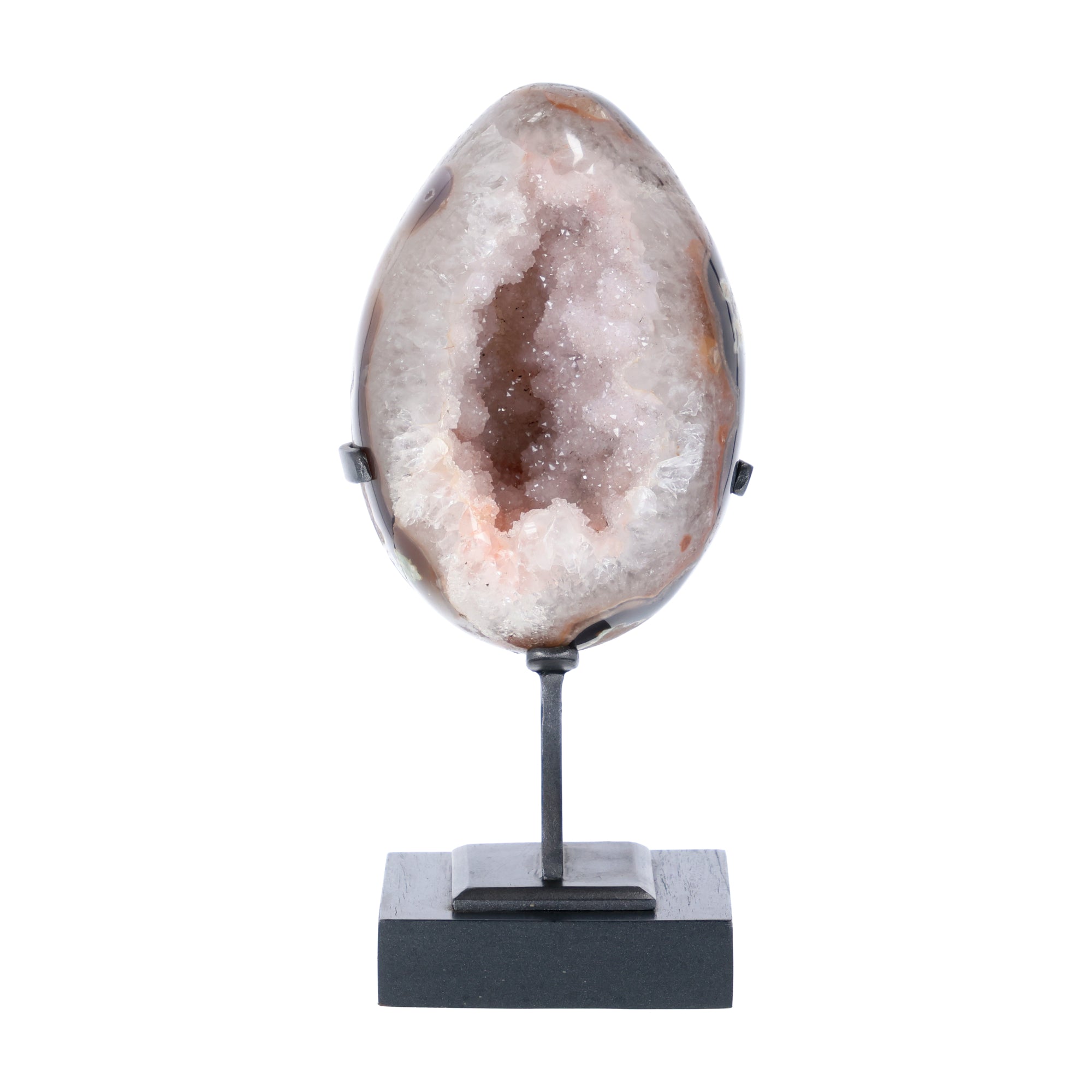 Poliertes Amethyst-Ei aus Uruguay auf Metallständer mit sichtbarer Achatstruktur außen und funkelnder Amethyst-Druse im Inneren.