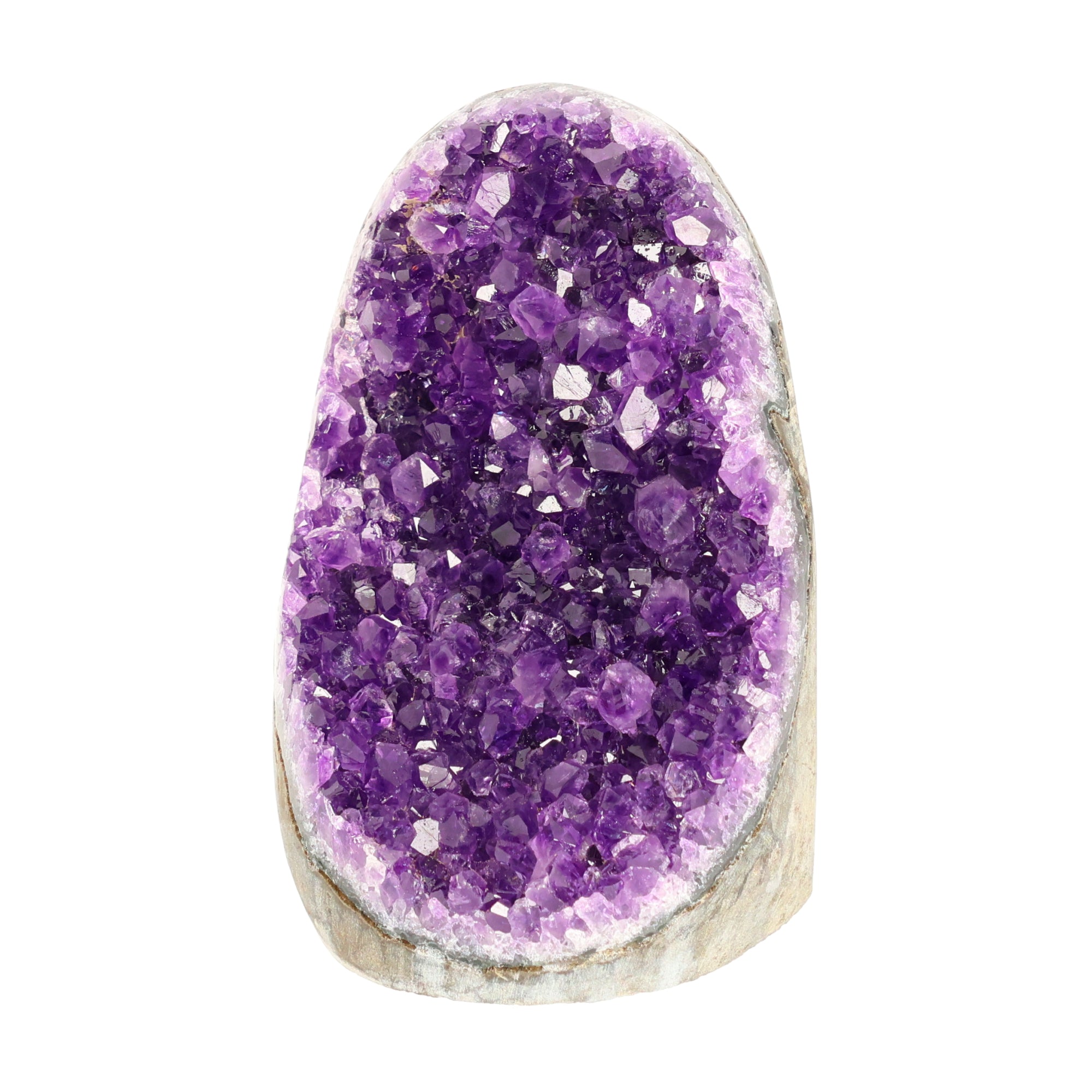 Mehrere hochwertige Amethyst Mini Cut Bases aus Uruguay mit dicht gewachsenen, tiefvioletten Kristallen auf einer Präsentationsfläche.