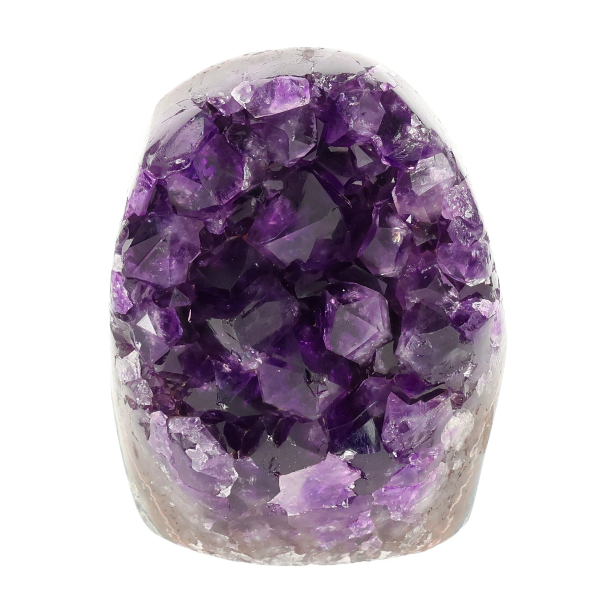 Mehrere hochwertige Amethyst Mini Cut Bases aus Uruguay mit dicht gewachsenen, tiefvioletten Kristallen auf einer Präsentationsfläche.