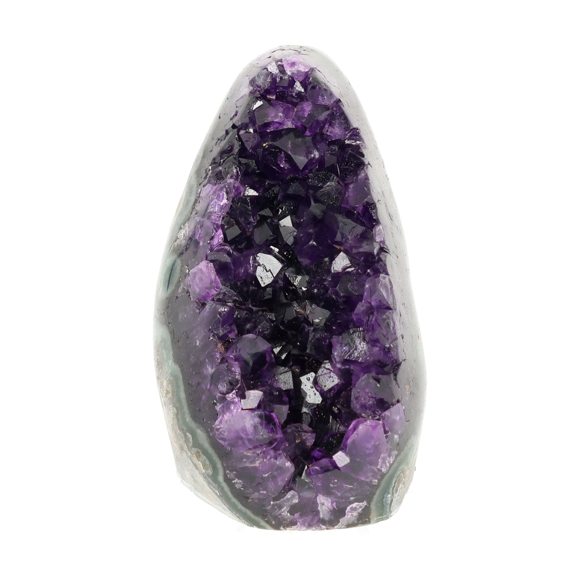 Mehrere hochwertige Amethyst Mini Cut Bases aus Uruguay mit dicht gewachsenen, tiefvioletten Kristallen auf einer Präsentationsfläche.