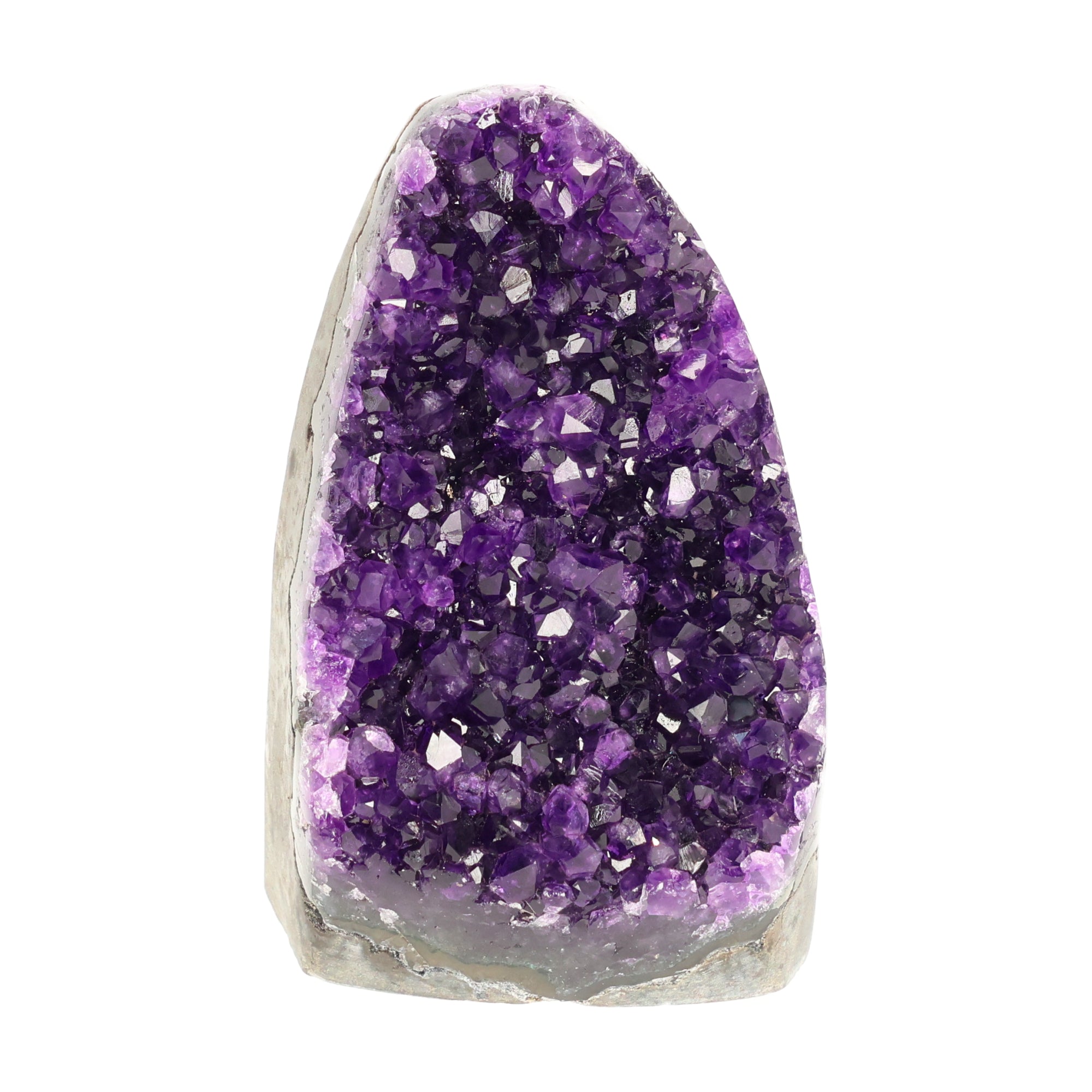 Mehrere hochwertige Amethyst Mini Cut Bases aus Uruguay mit dicht gewachsenen, tiefvioletten Kristallen auf einer Präsentationsfläche.