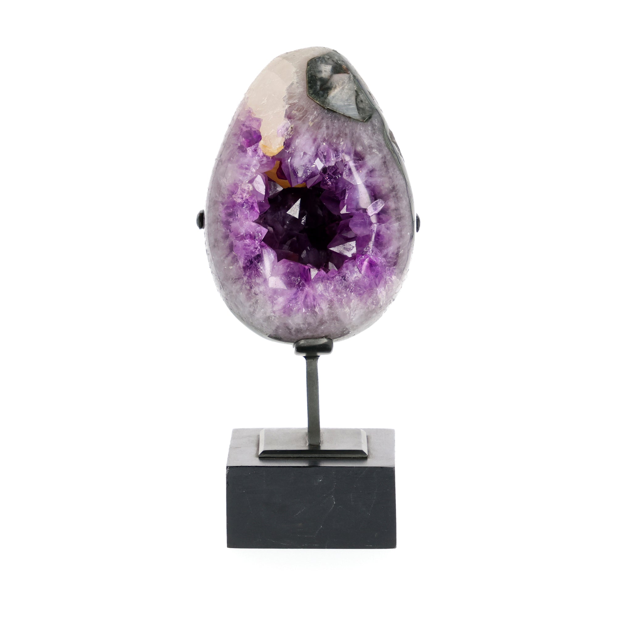 Poliertes Amethyst-Ei aus Uruguay auf Metallständer mit sichtbarer Achatstruktur außen und funkelnder Amethyst-Druse im Inneren.
