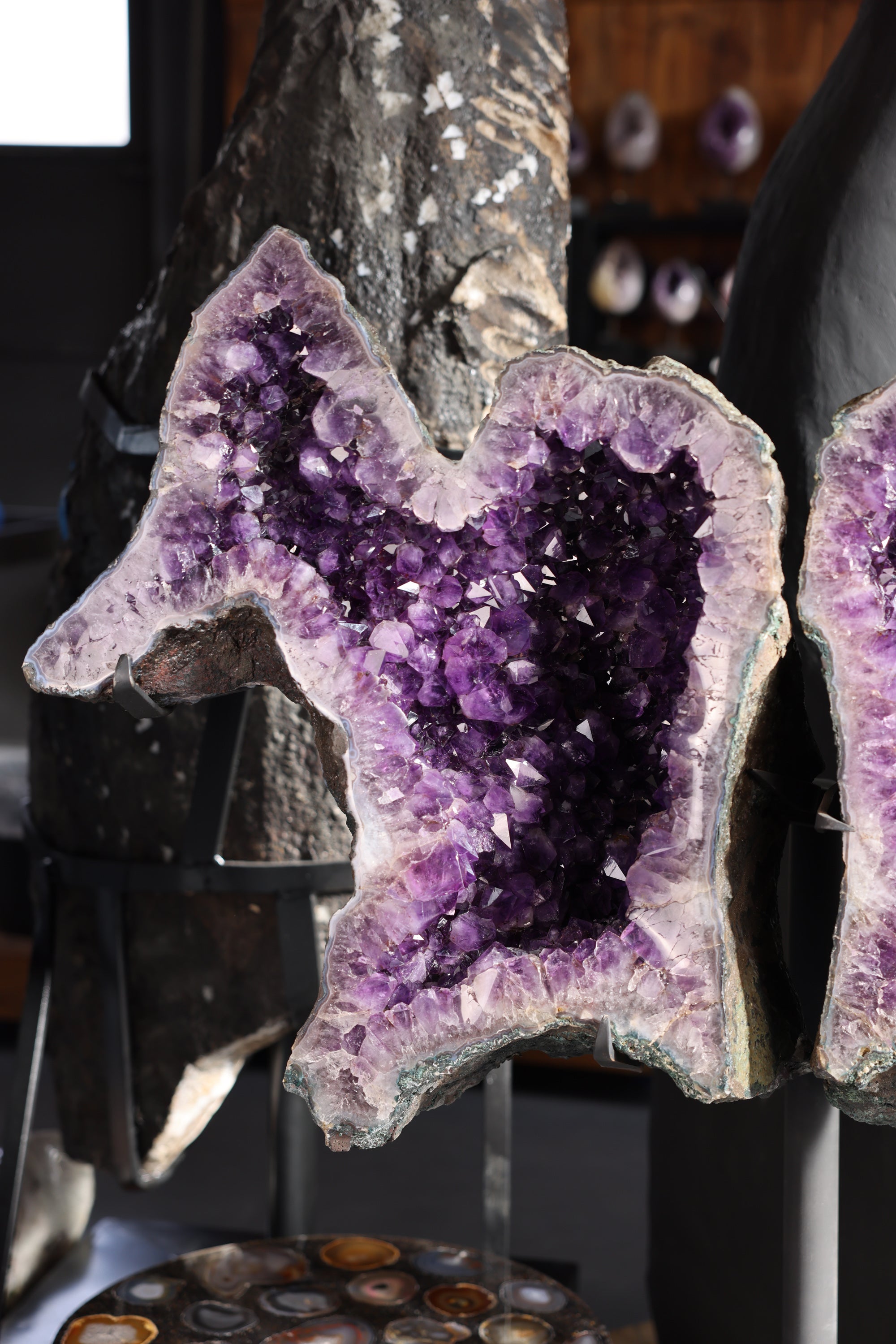 171 kg schwerer Amethyst Butterfly aus Brasilien mit figurativer Doppelstruktur in Form zweier Pferdekörper auf Standfuß