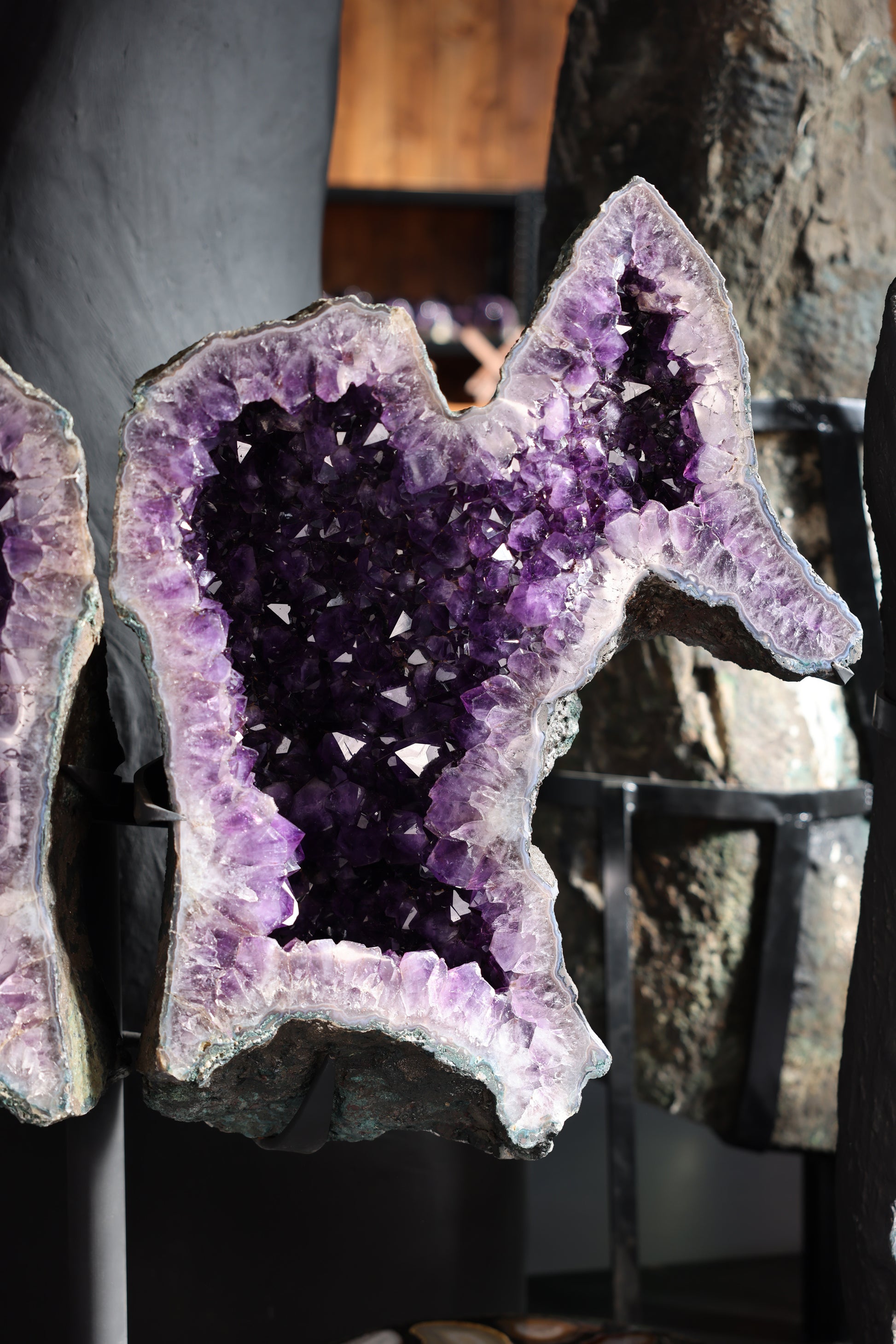 171 kg schwerer Amethyst Butterfly aus Brasilien mit figurativer Doppelstruktur in Form zweier Pferdekörper auf Standfuß