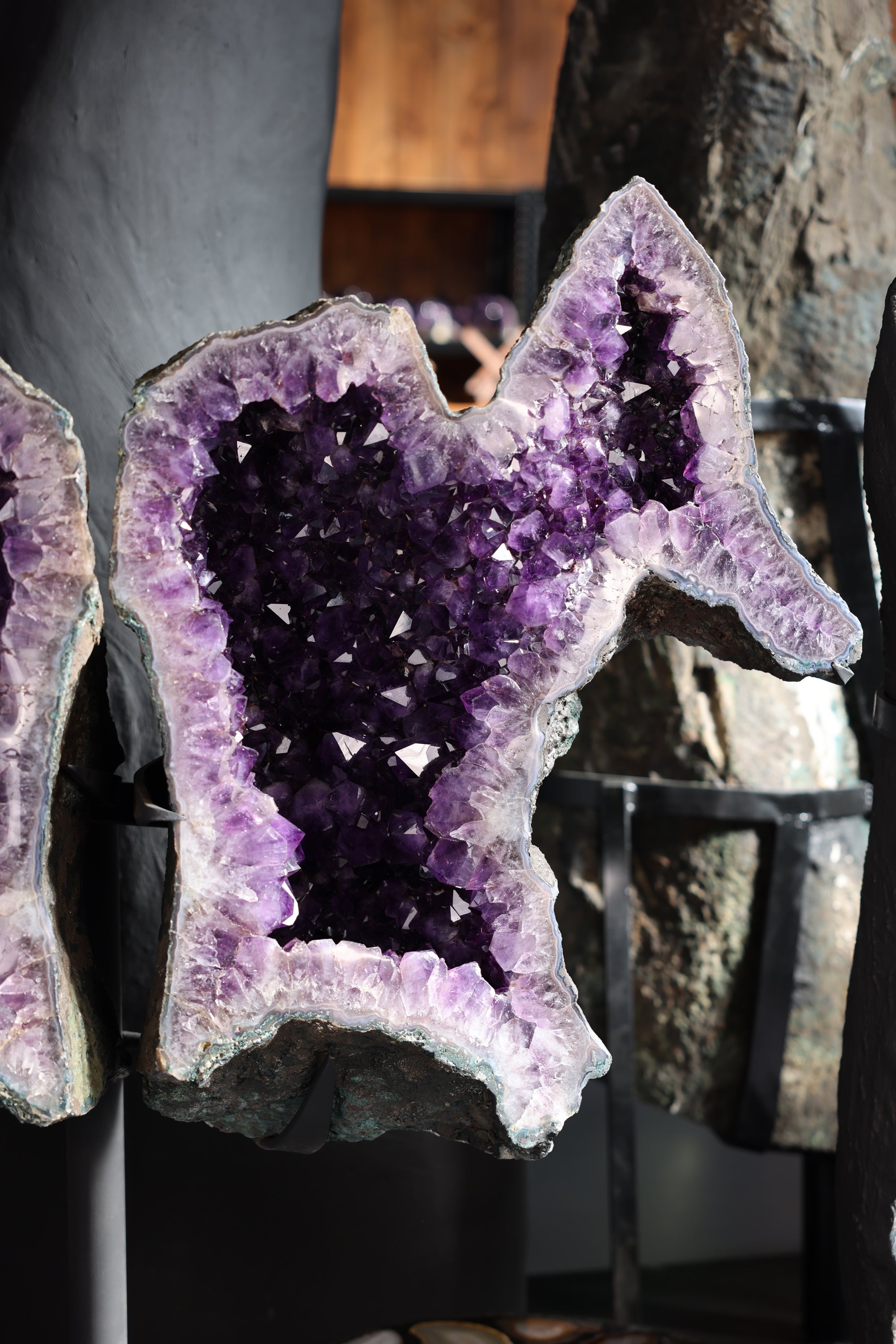 171 kg schwerer Amethyst Butterfly aus Brasilien mit figurativer Doppelstruktur in Form zweier Pferdekörper auf Standfuß