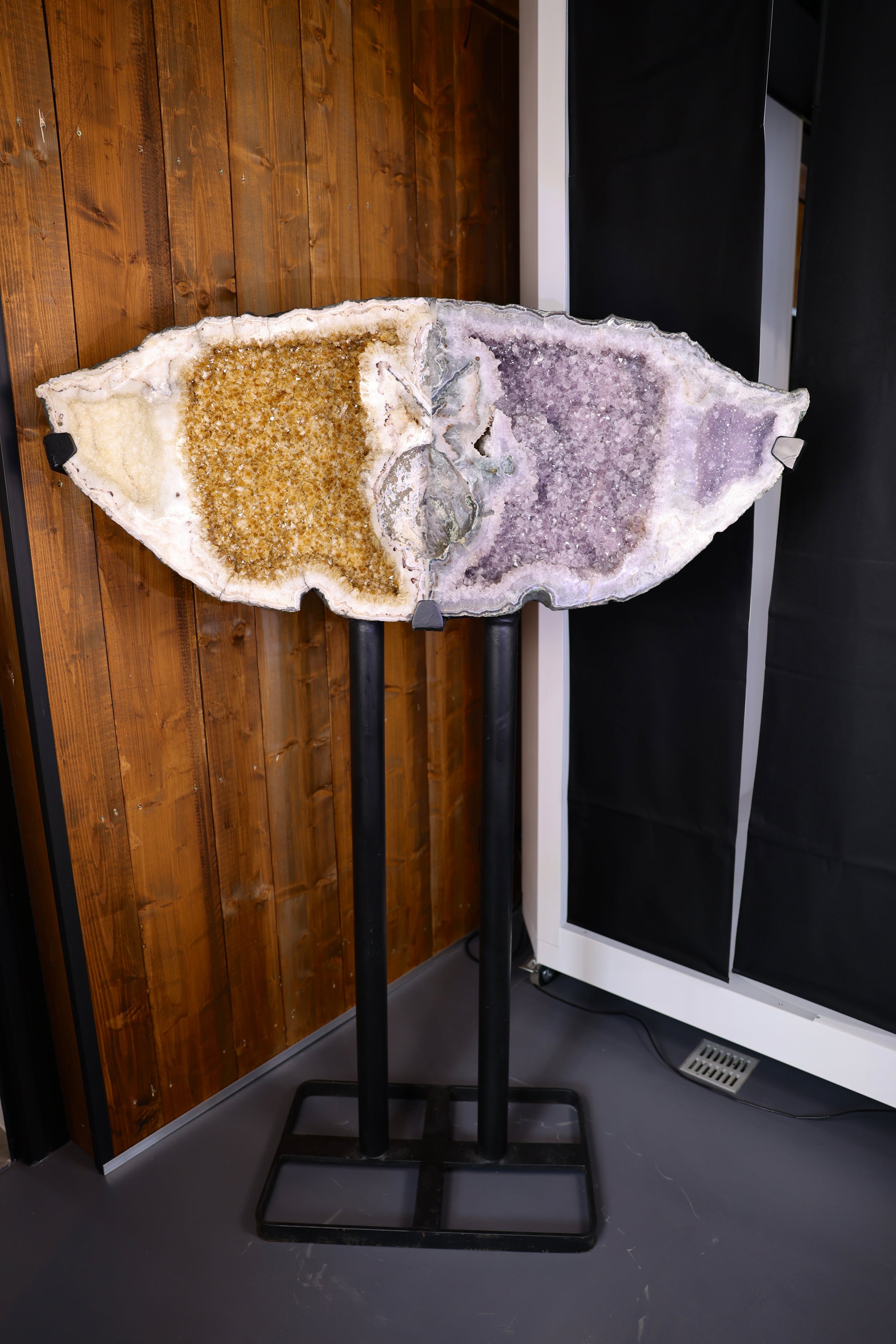 Geodenplatte aus Brasilien mit Citrin, Amethyst und Achatstruktur auf Metallständer