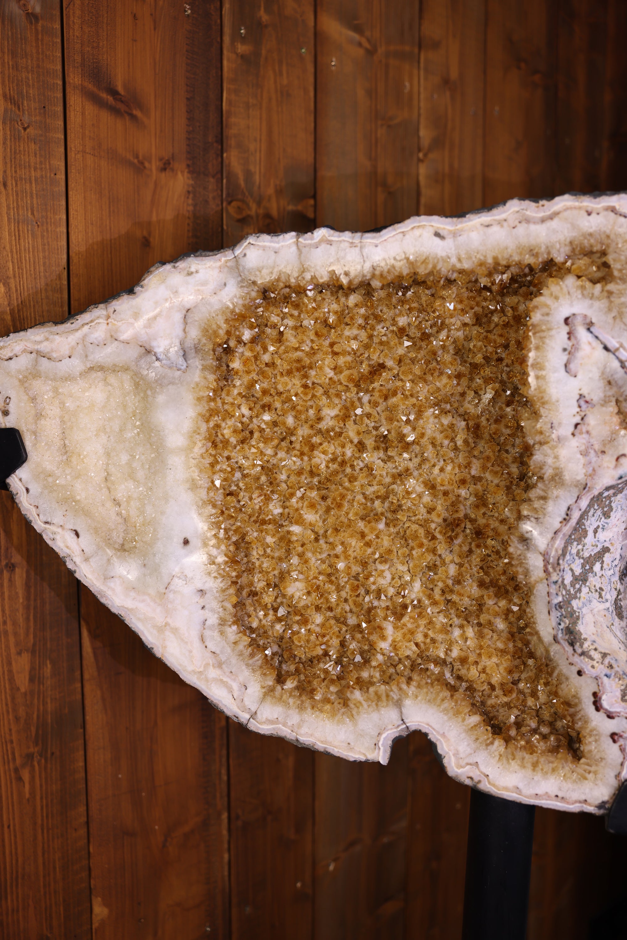 Geodenplatte aus Brasilien mit Citrin, Amethyst und Achatstruktur auf Metallständer