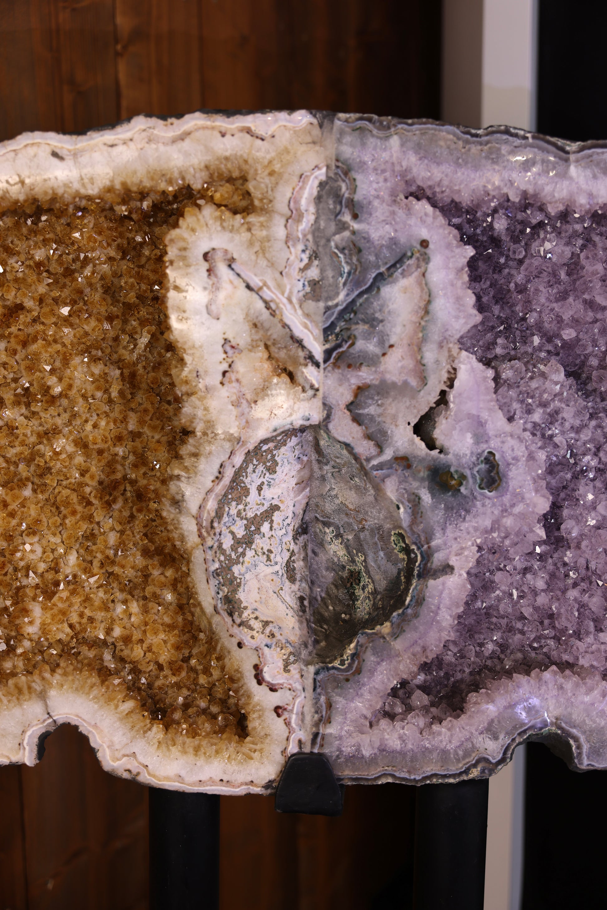 Geodenplatte aus Brasilien mit Citrin, Amethyst und Achatstruktur auf Metallständer