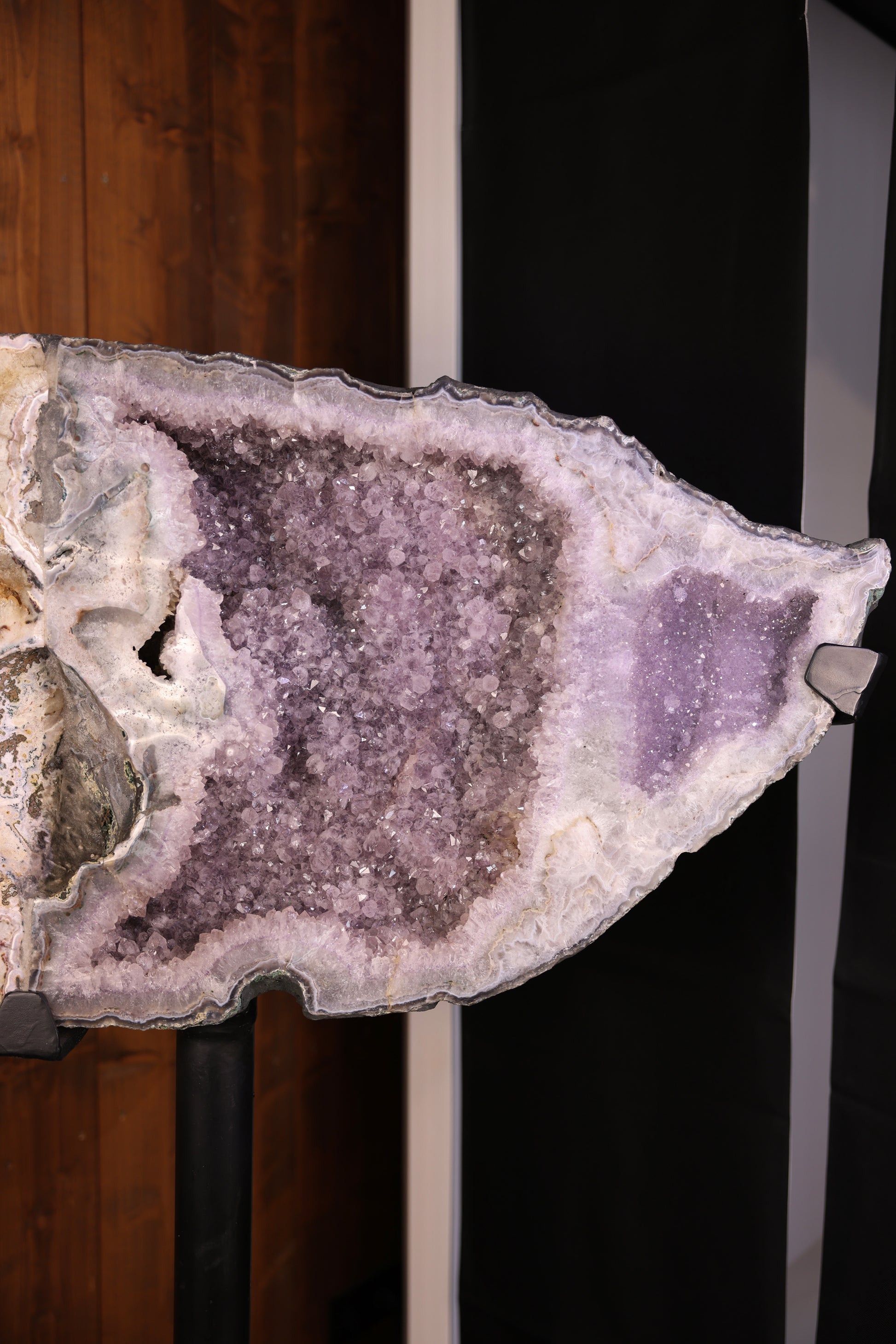 Geodenplatte aus Brasilien mit Citrin, Amethyst und Achatstruktur auf Metallständer