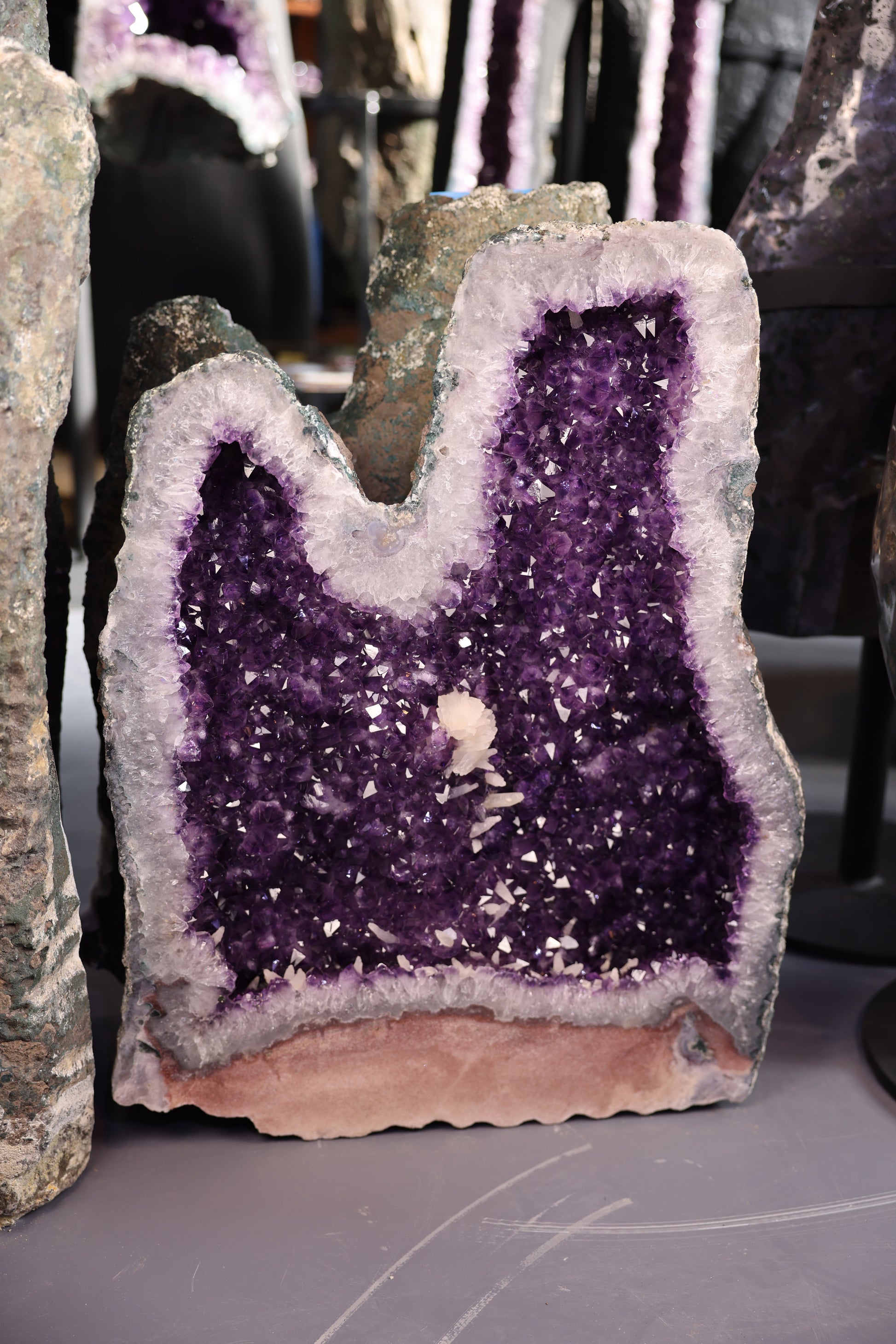 Amethyst Druse 76,5 Kg Brasilien tiefviolette Kristalle mit Calcit - Core Light (Teil 1)