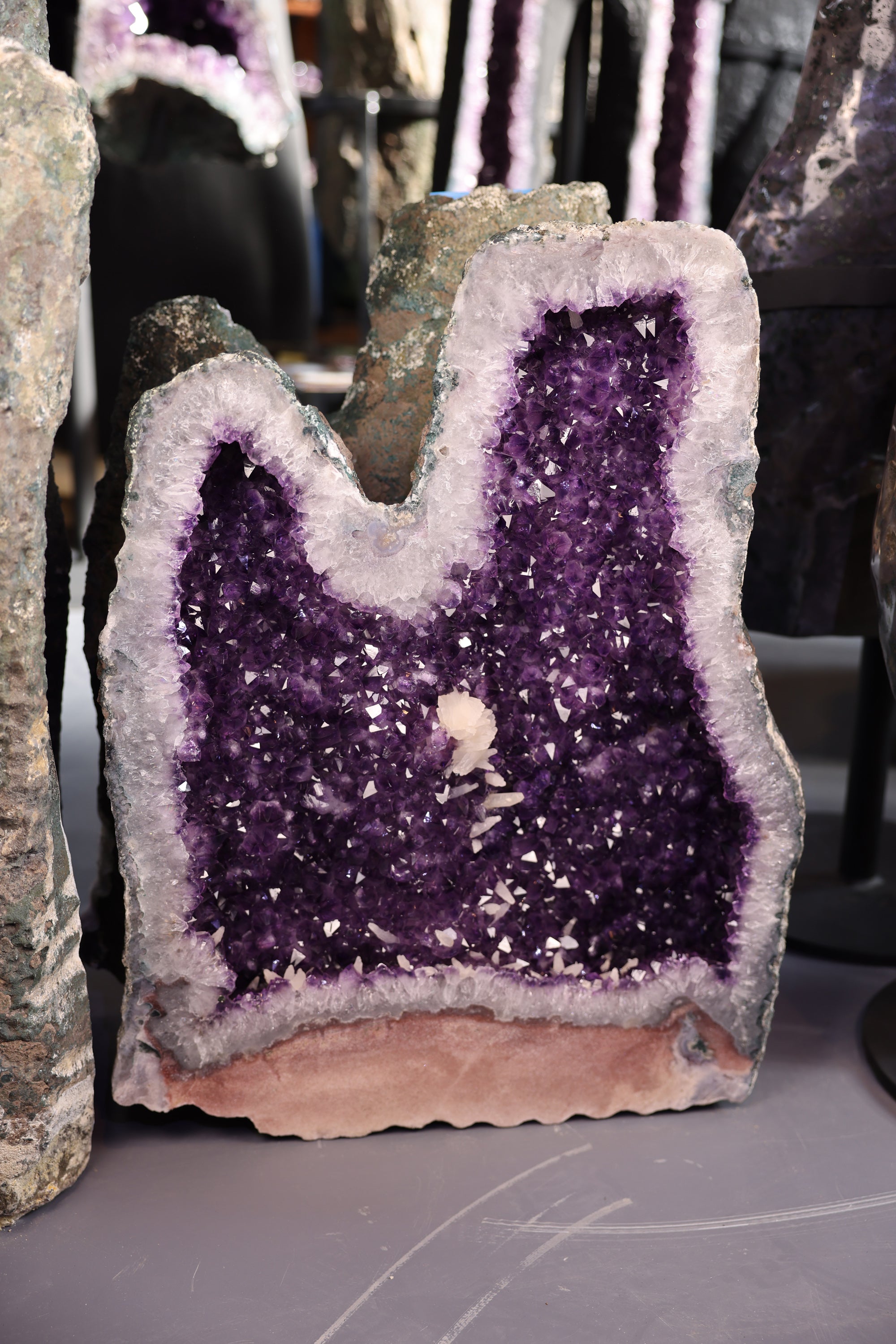 Amethyst Druse 76,5 Kg Brasilien tiefviolette Kristalle mit Calcit - Core Light (Teil 1)