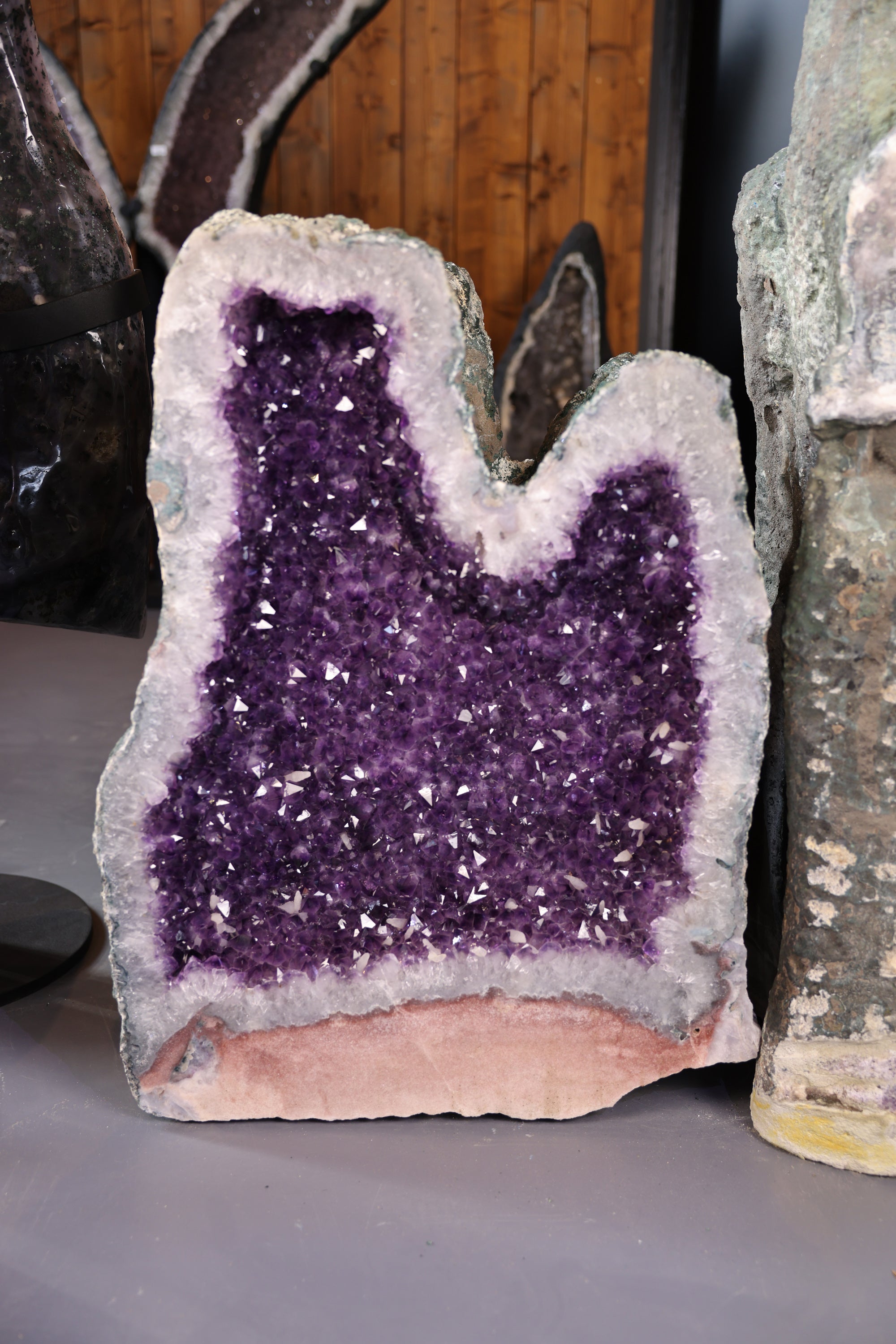 Amethyst Druse 85 Kg Brasilien tiefviolette Kristalle mit Calcit - Core Light (Teil 2)