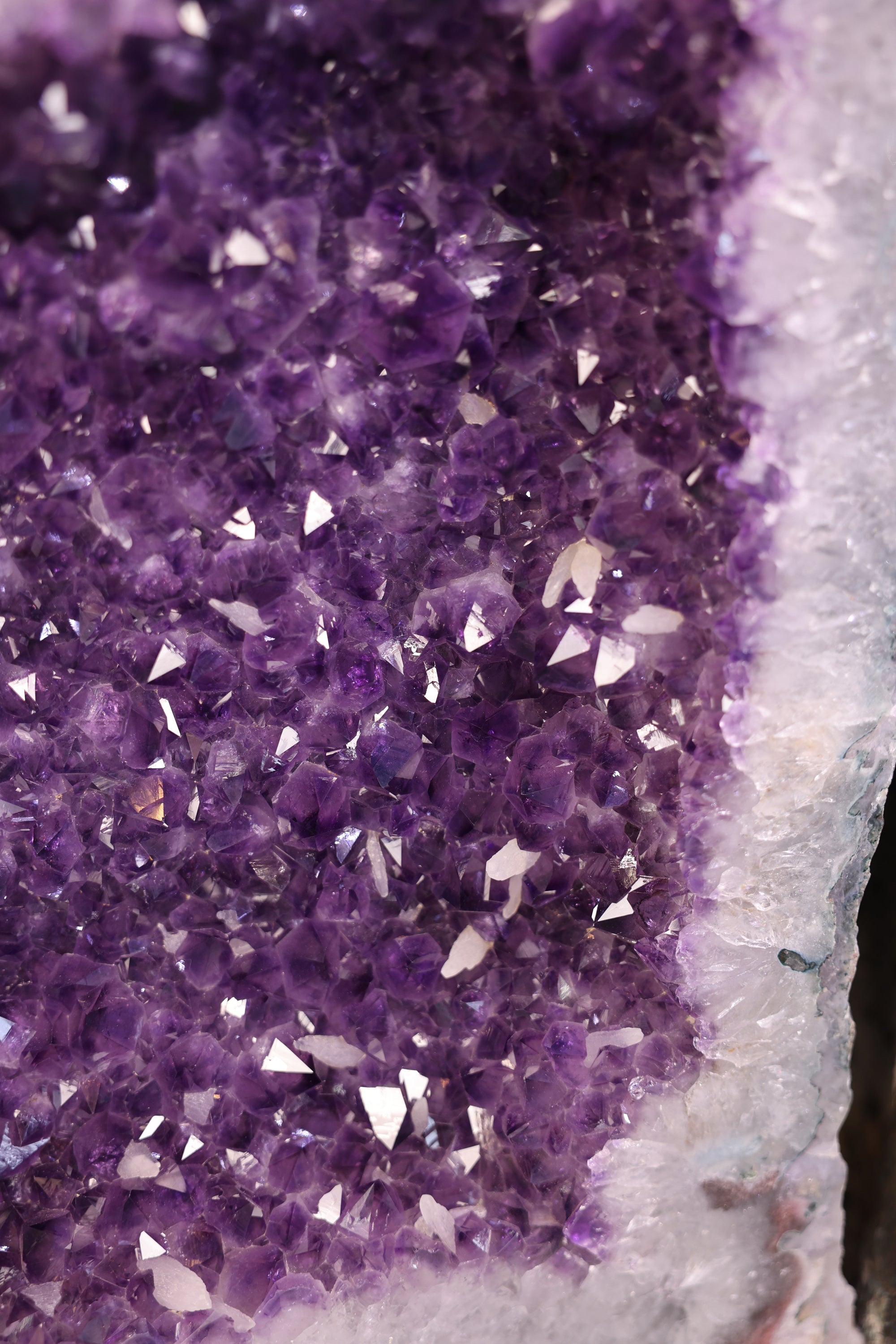 Amethyst Druse 85 Kg Brasilien tiefviolette Kristalle mit Calcit - Core Light (Teil 2)