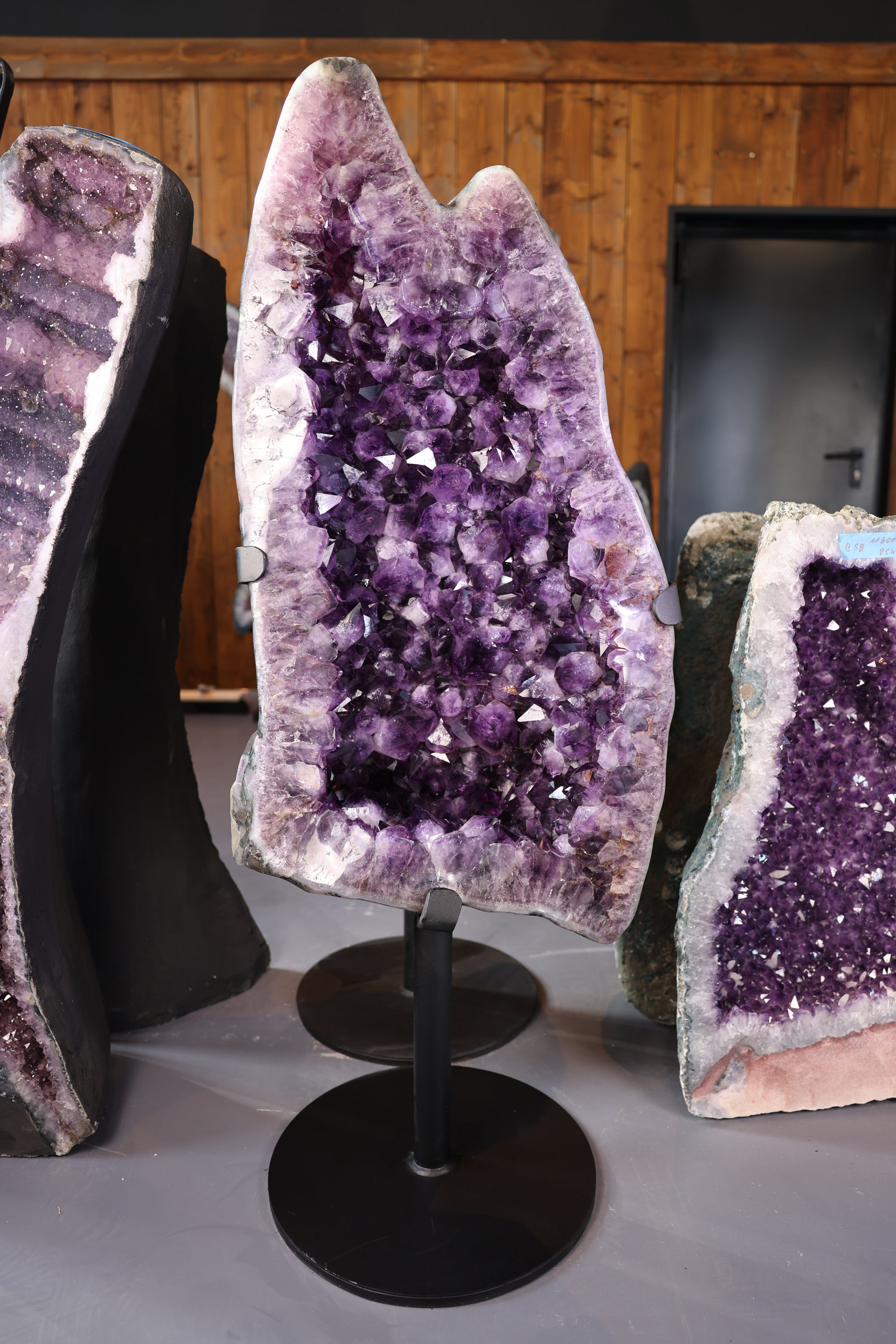 98,9 kg schwere Amethystdruse aus Brasilien mit großen violetten Kristallspitzen und poliertem Achatrand