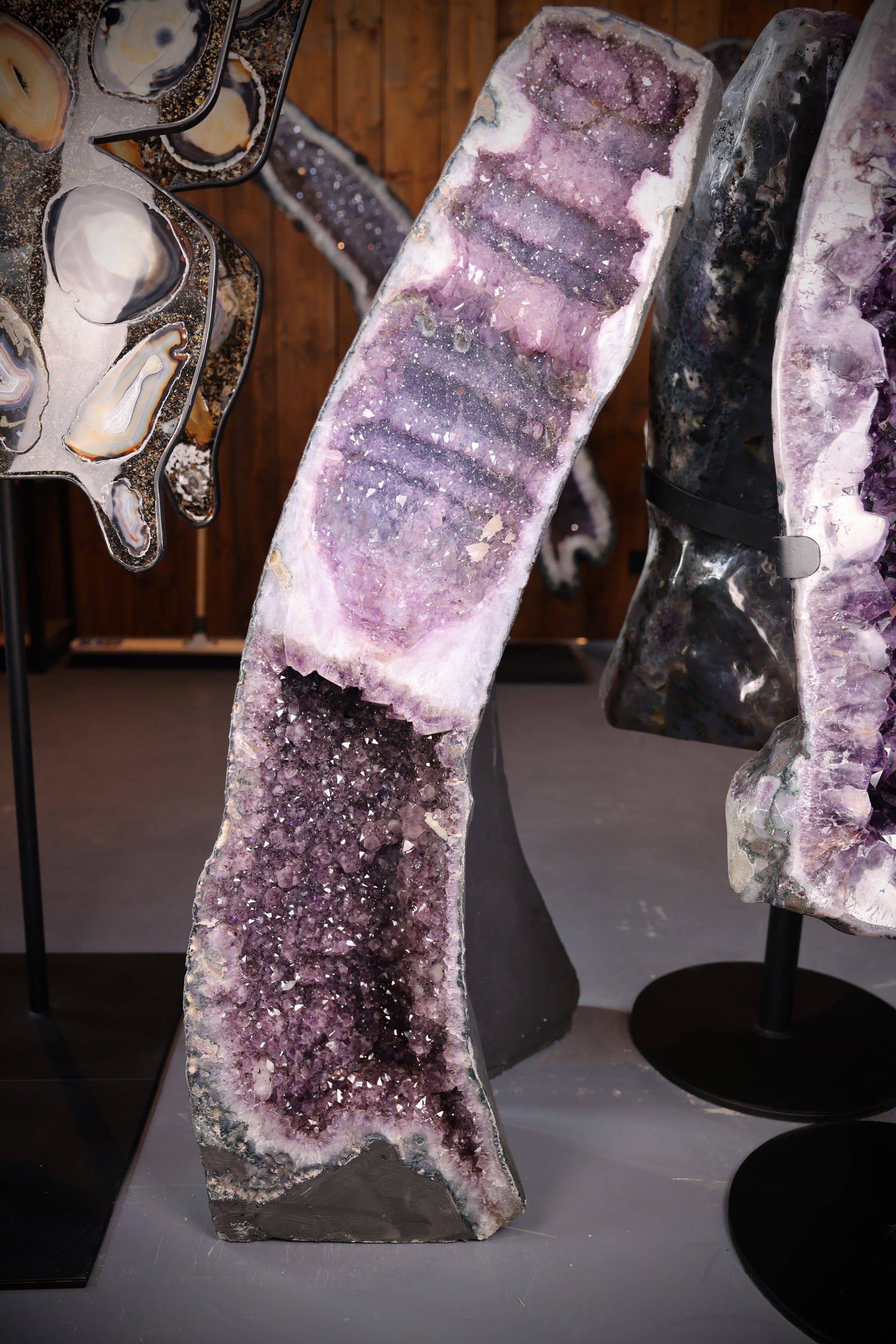 79 kg schwere Amethyst Kristallformation aus Brasilien mit sichtbaren Wachstumszonen und dunkler Amethystdruse