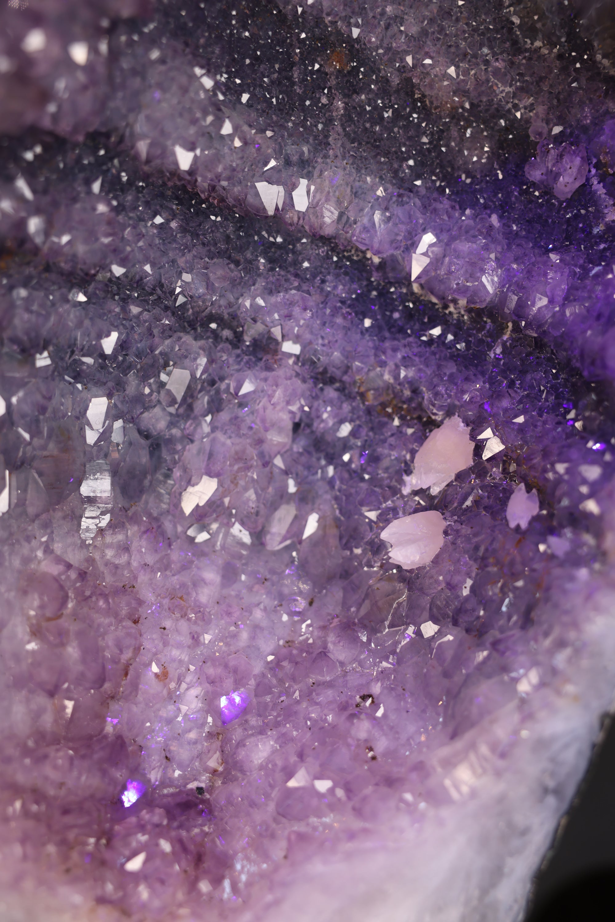 79 kg schwere Amethyst Kristallformation aus Brasilien mit sichtbaren Wachstumszonen und dunkler Amethystdruse