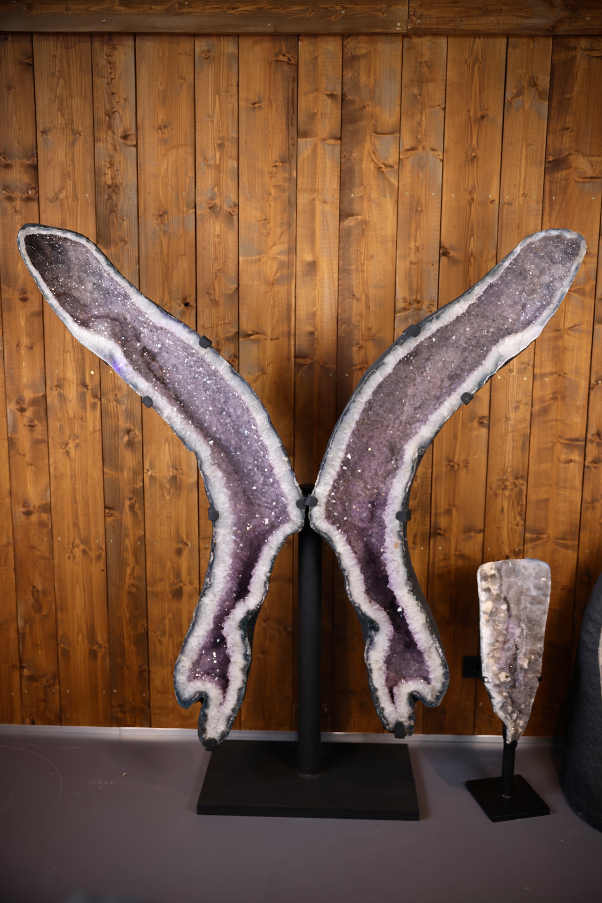 Großer Amethyst Schmetterling aus Brasilien mit violetten Kristallen auf Metallstandfuß (170 cm)