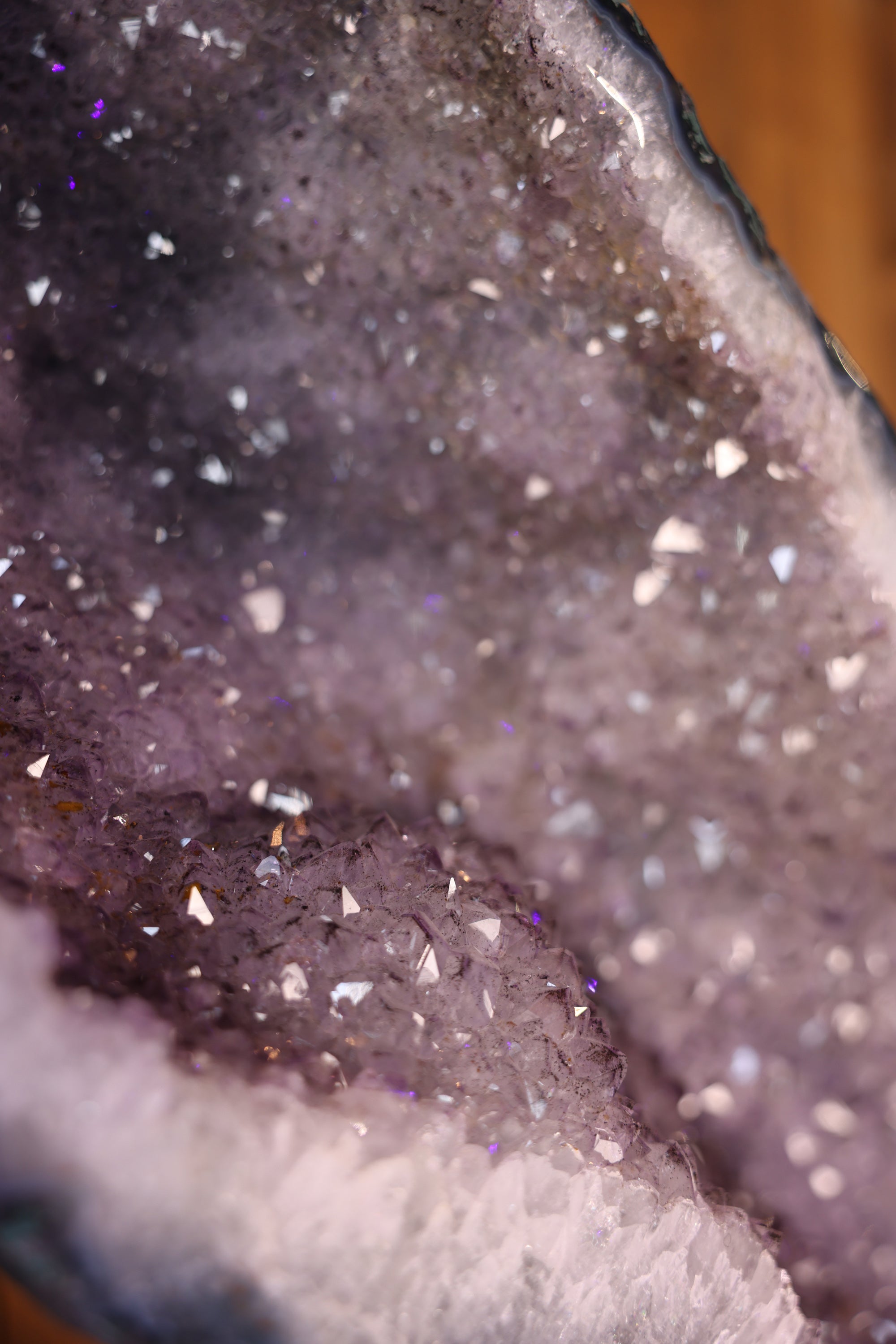 Großer Amethyst Schmetterling aus Brasilien mit violetten Kristallen auf Metallstandfuß (170 cm)