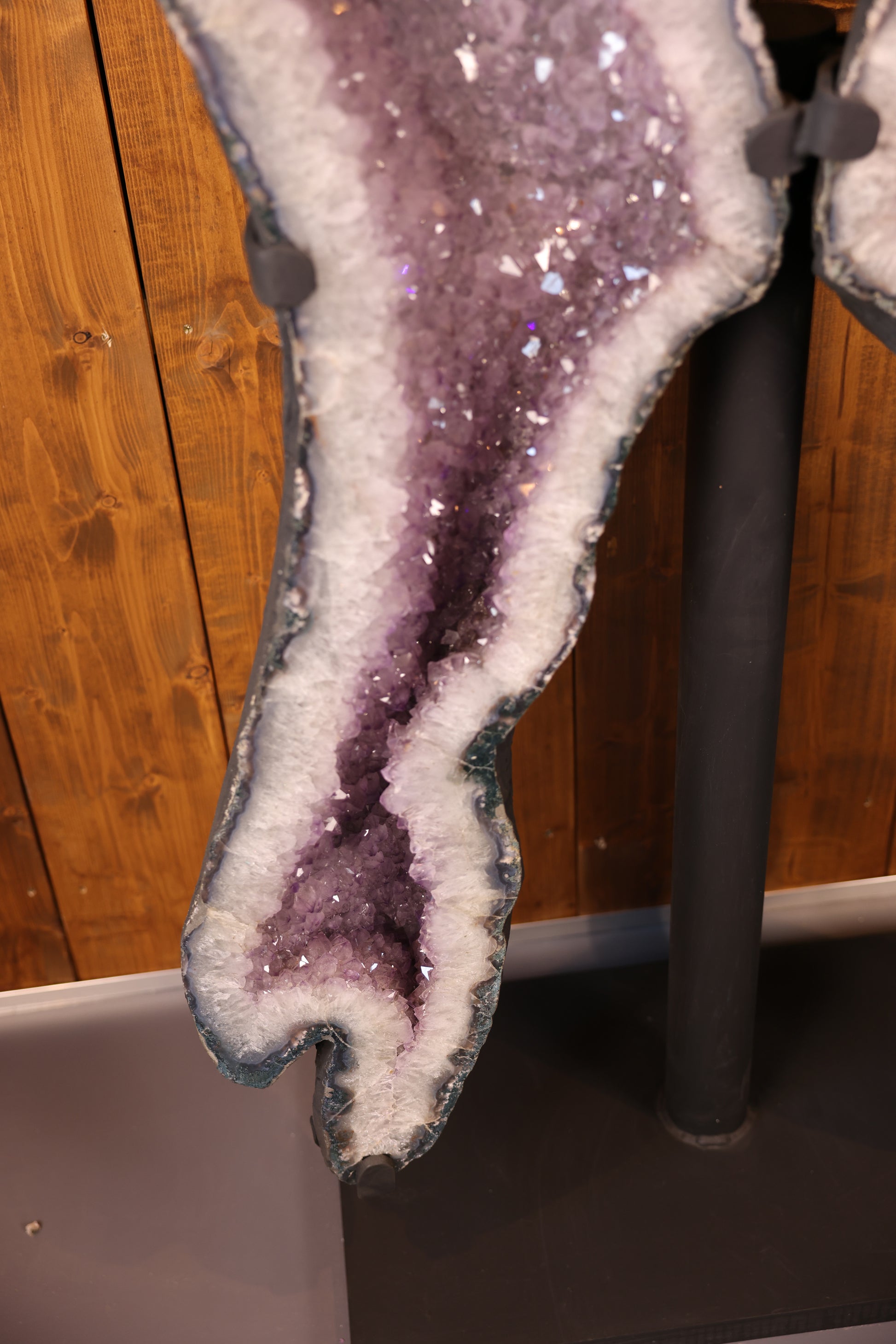 Großer Amethyst Schmetterling aus Brasilien mit violetten Kristallen auf Metallstandfuß (170 cm)