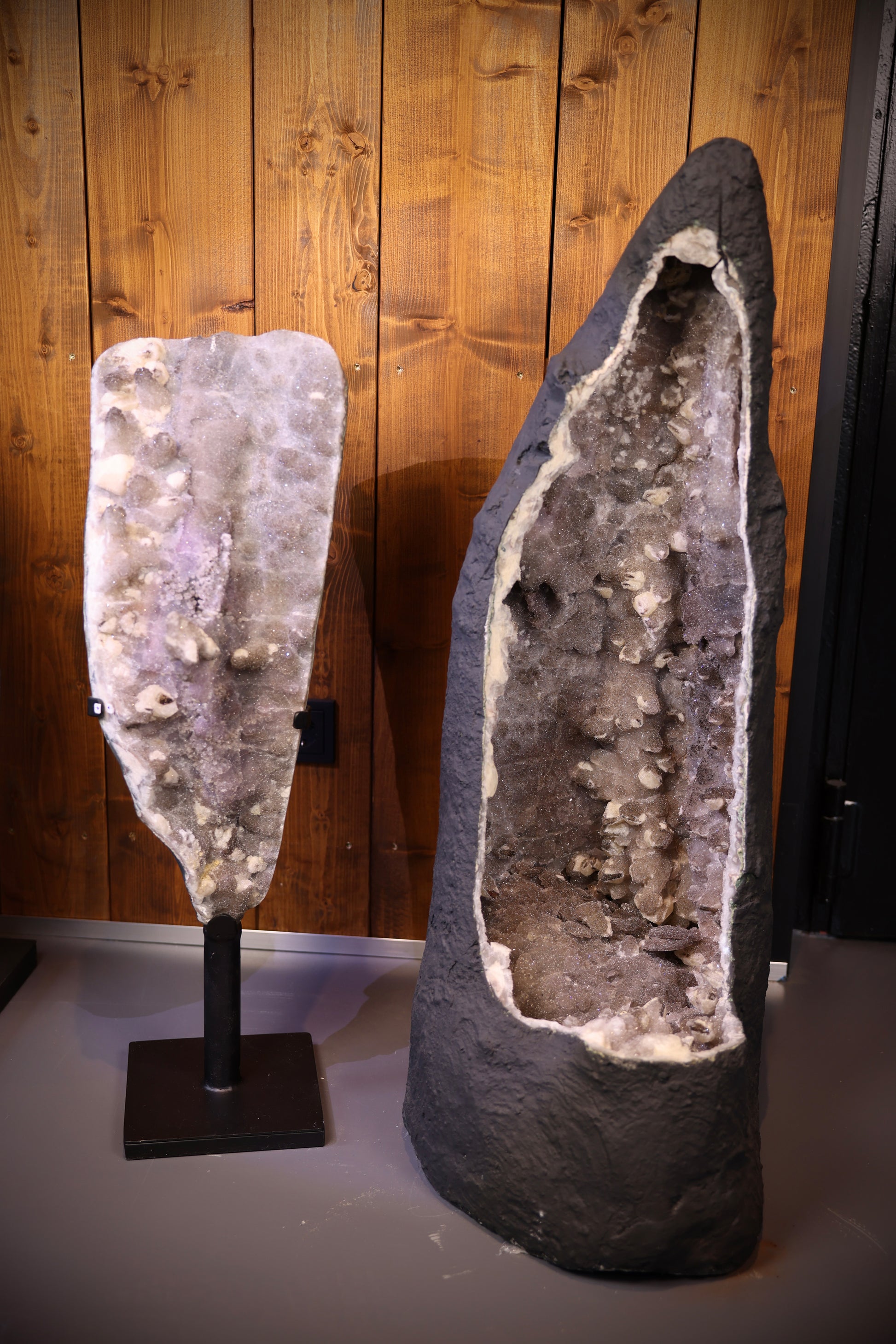 Amethyst Freeform aus Brasilien mit dichter Sugaring Kristallstruktur auf Standfuß als exklusives Interior Objekt