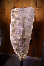 Amethyst Freeform aus Brasilien mit dichter Sugaring Kristallstruktur auf Standfuß als exklusives Interior Objekt