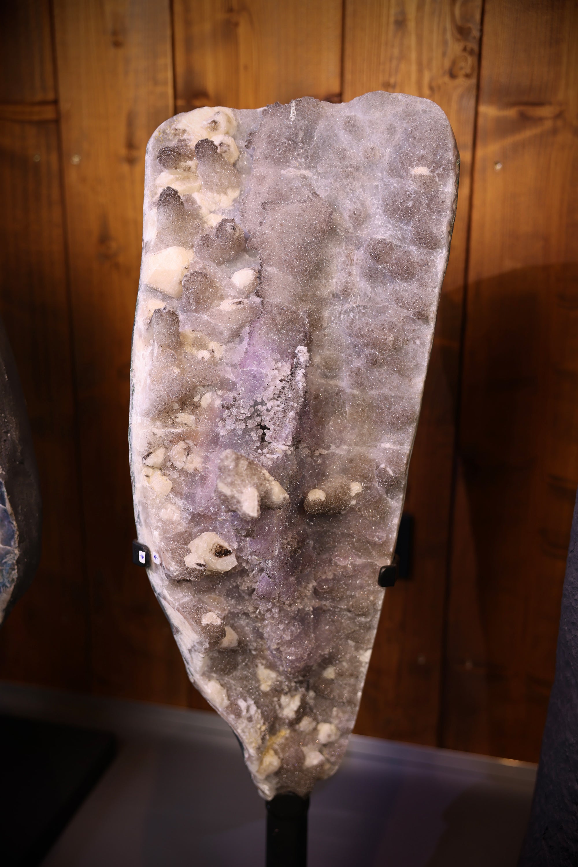 Amethyst Freeform aus Brasilien mit dichter Sugaring Kristallstruktur auf Standfuß als exklusives Interior Objekt