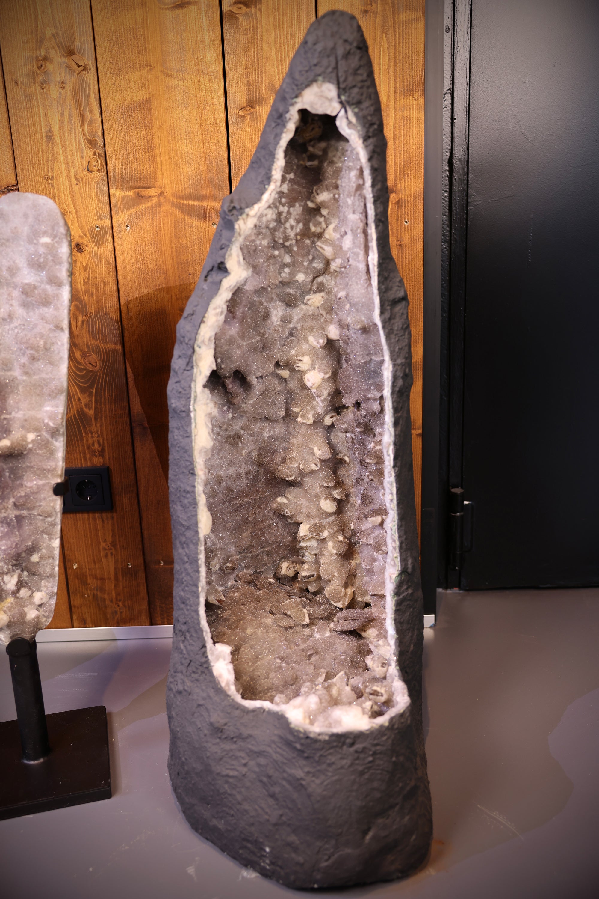 Amethyst-Kathedrale aus Brasilien mit dichter Sugaring Kristallstruktur, 109,8 Kg schwere Geode als exklusives Wohnobjekt.
