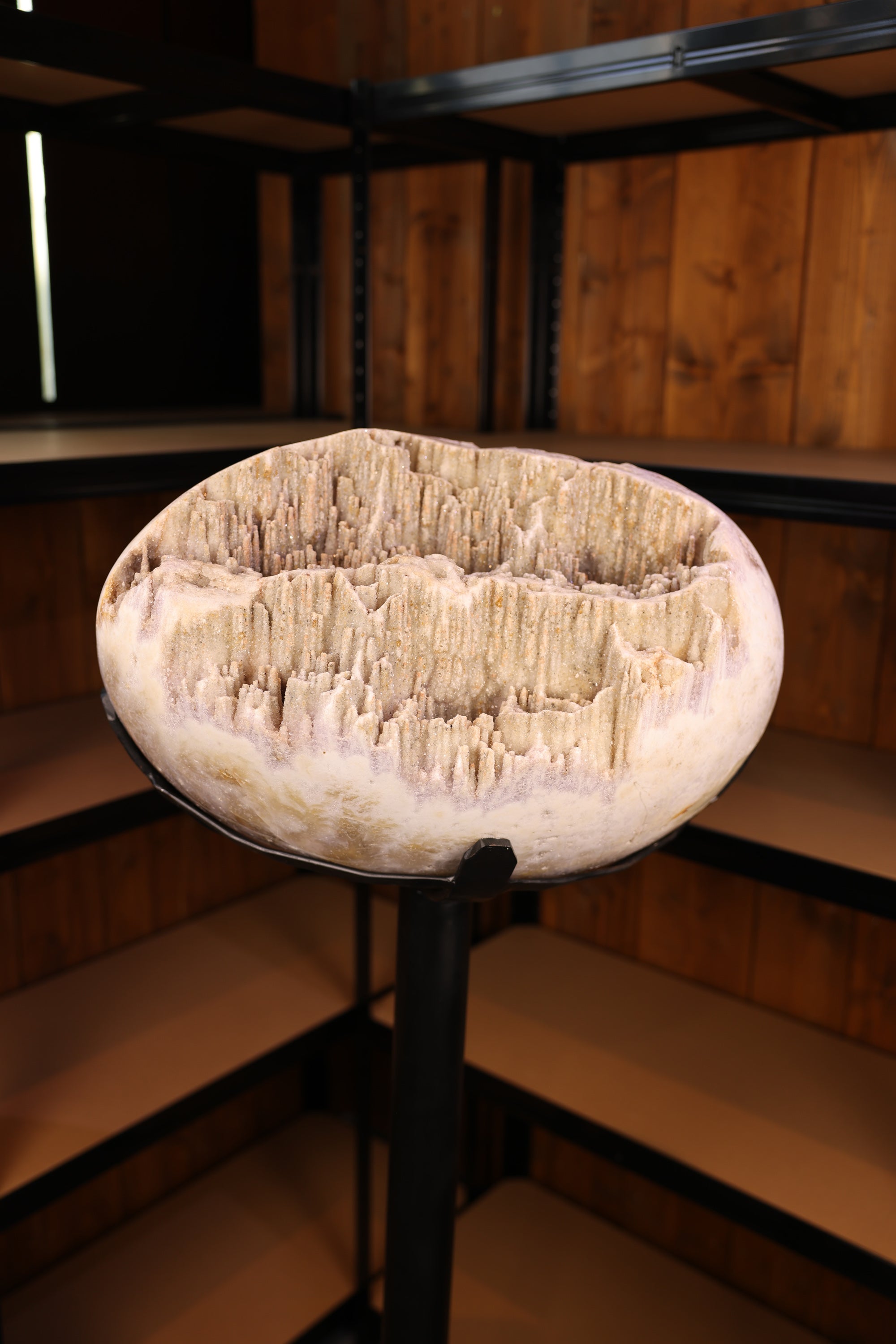 83 kg schwere Calcit Geode aus Brasilien mit horizontal freigelegter, vertikal gewachsener Kristallstruktur
