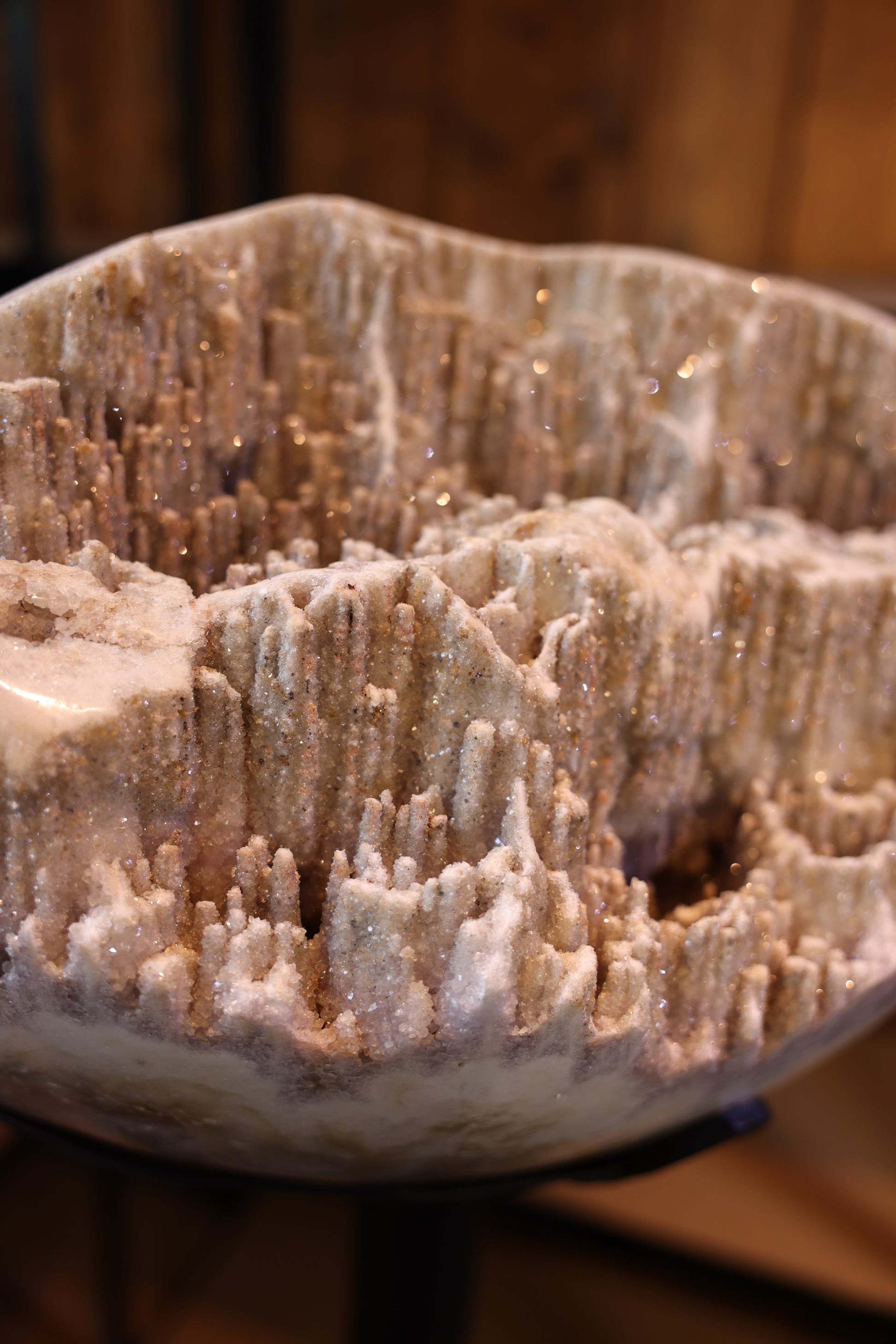 83 kg schwere Calcit Geode aus Brasilien mit horizontal freigelegter, vertikal gewachsener Kristallstruktur
