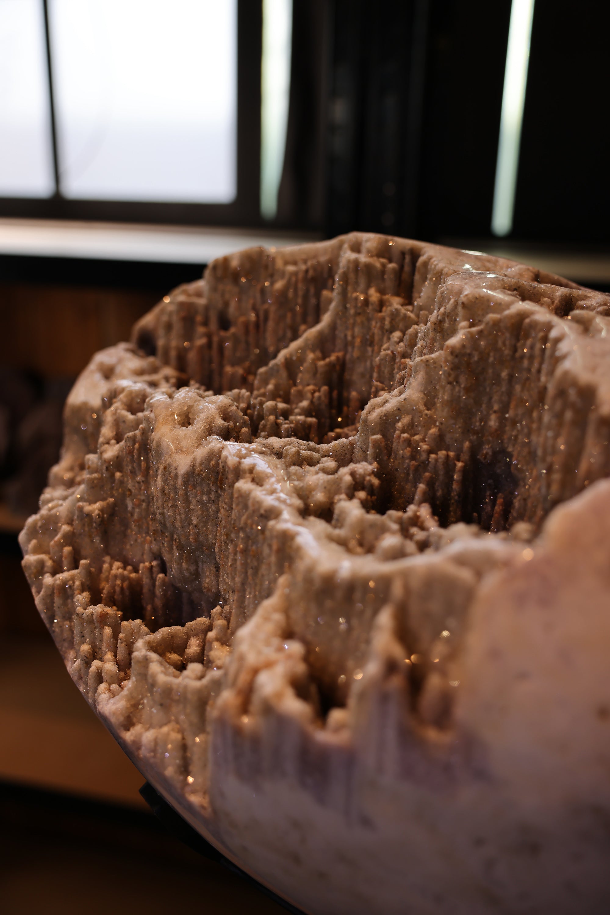 83 kg schwere Calcit Geode aus Brasilien mit horizontal freigelegter, vertikal gewachsener Kristallstruktur
