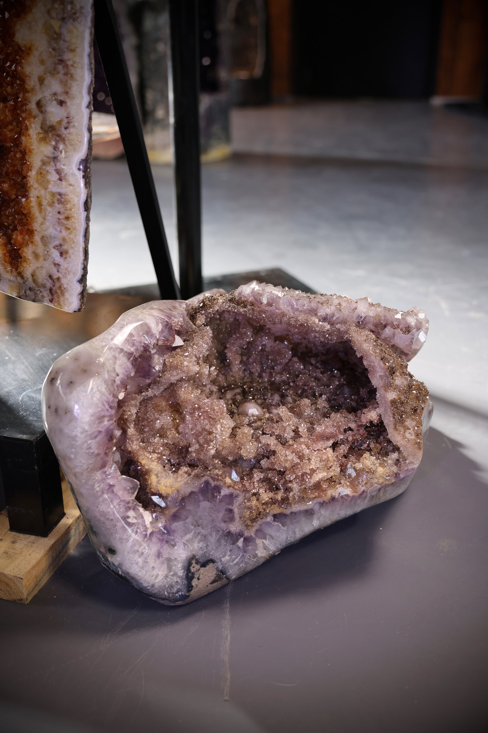 Amethyst Druse 64,8 Kg Brasilien rosa Kristalle mit Calcit - Bluse Crystal