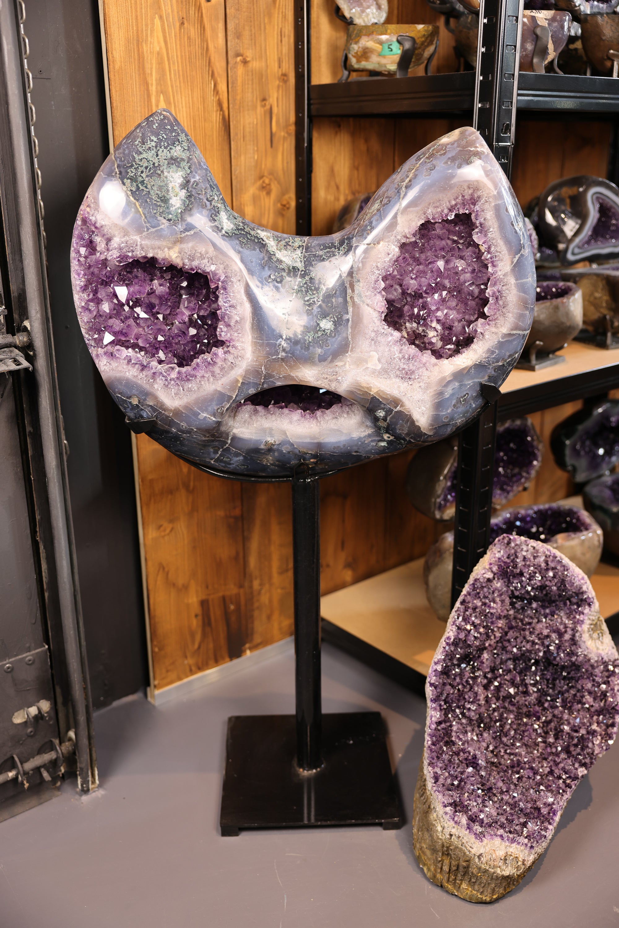 38 kg schwere Amethyst Triple-Geode aus Brasilien mit polierter Achat-Bänderung und drei violetten Kristallzentren auf hochwertigem Standfuß