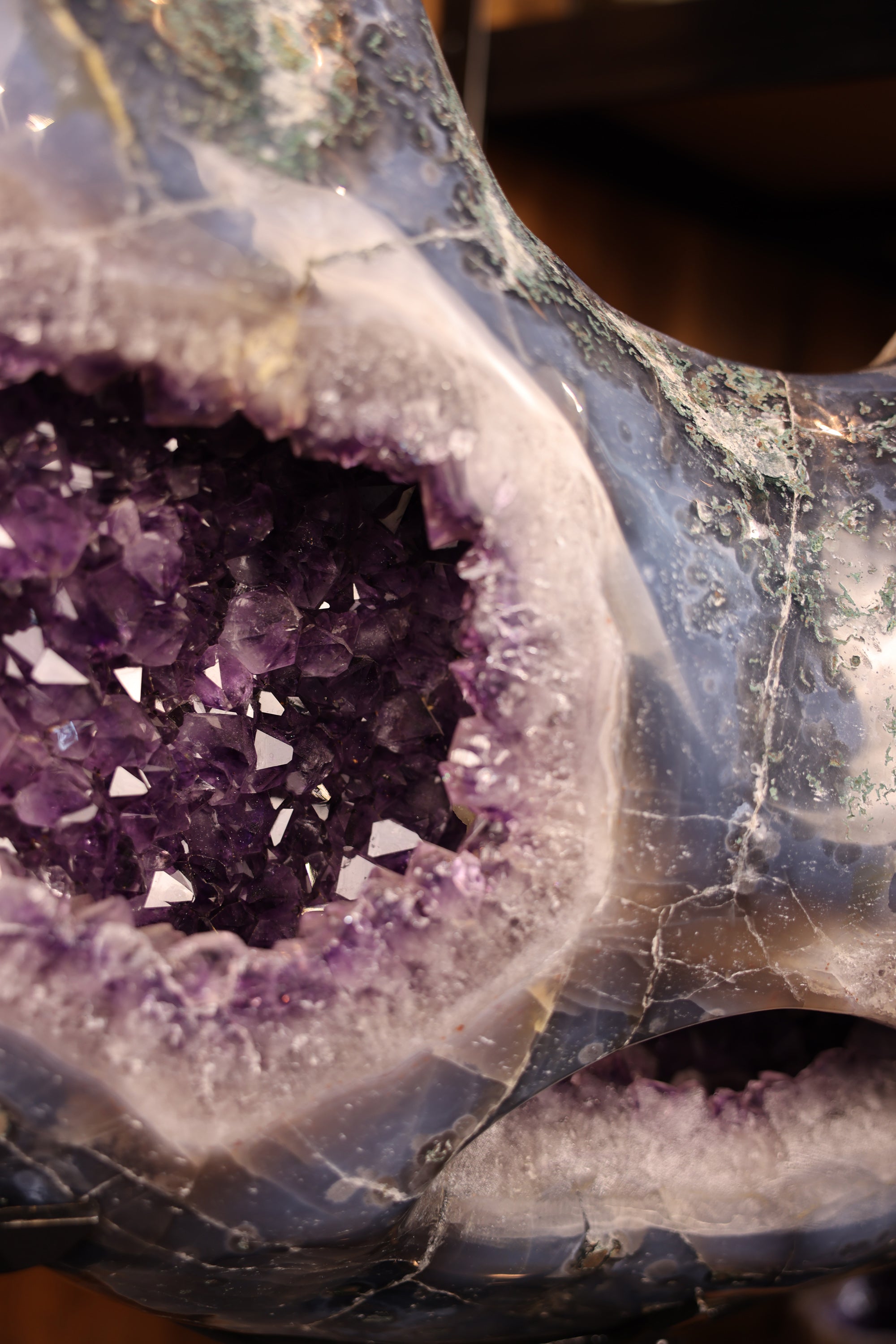 38 kg schwere Amethyst Triple-Geode aus Brasilien mit polierter Achat-Bänderung und drei violetten Kristallzentren auf hochwertigem Standfuß