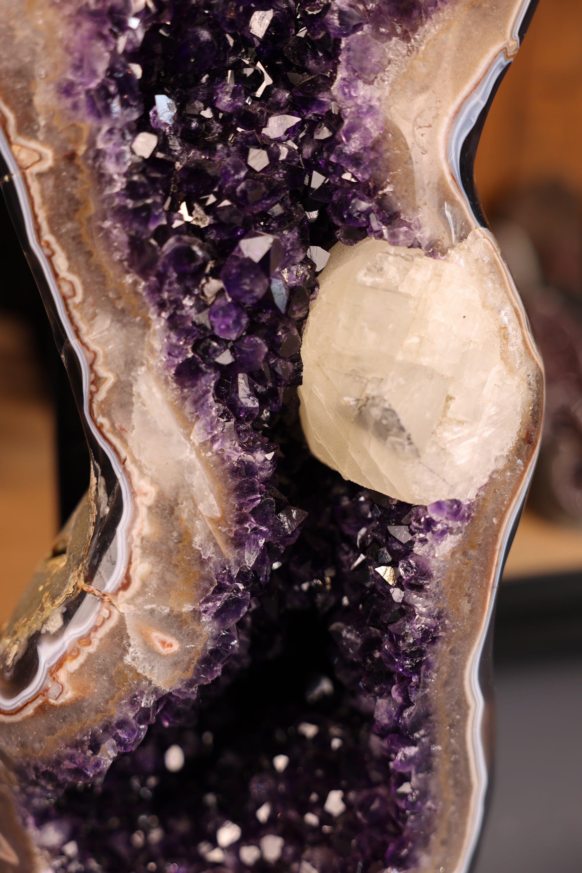 Amethyst Druse Uruguay 19 Kg - Calcite Whisper