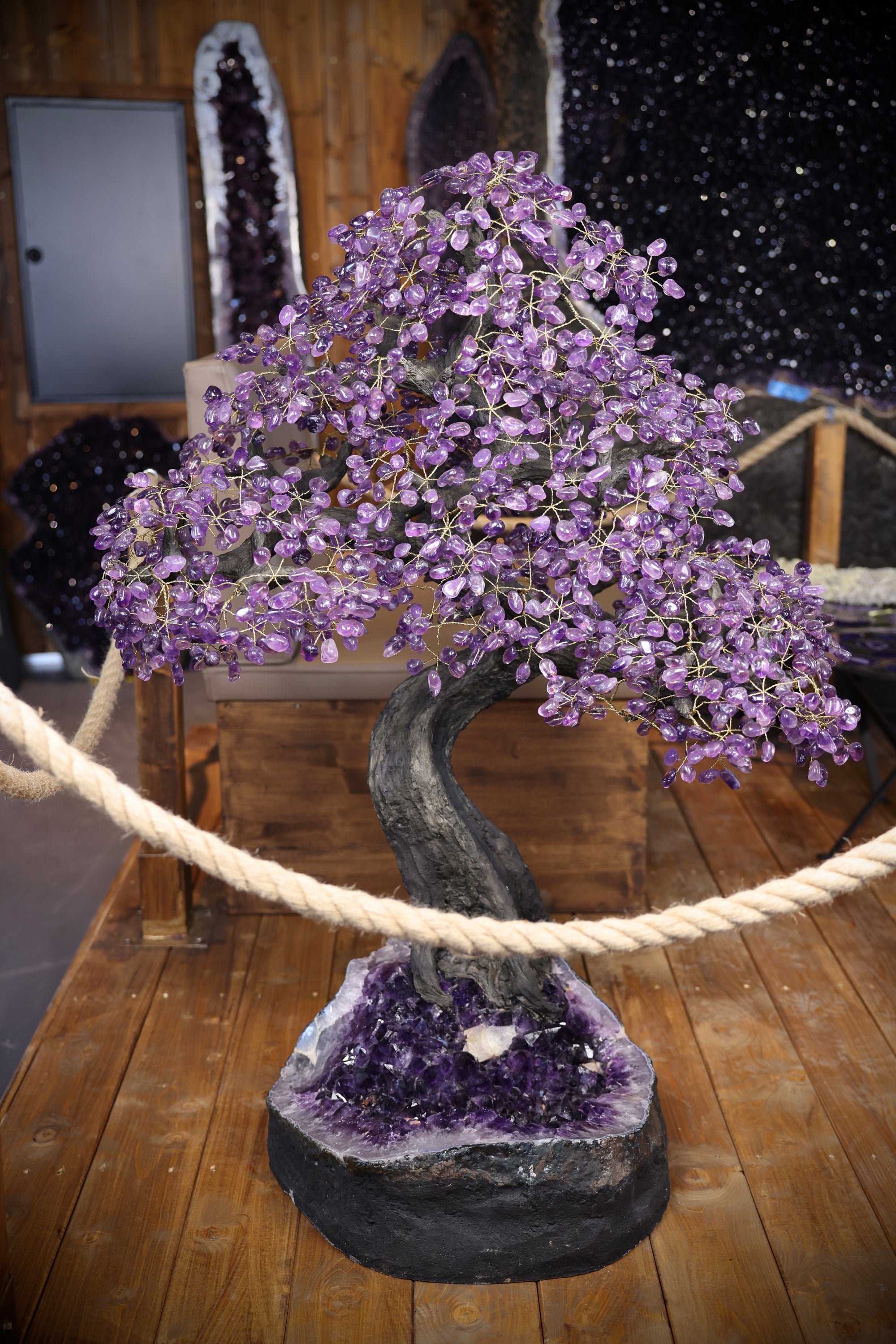 112 kg schwere Amethyst Baum-Skulptur mit Naturholzstamm und handgefertigter Drahtstruktur