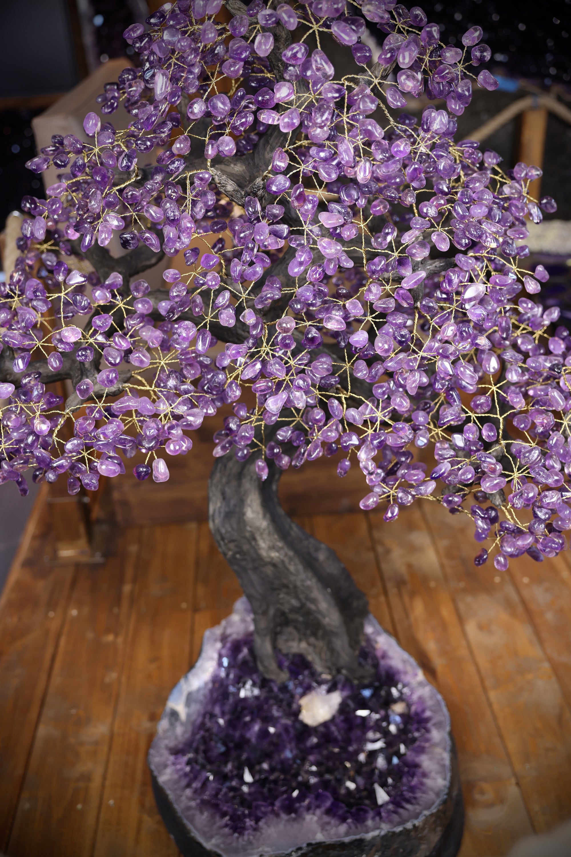 112 kg schwere Amethyst Baum-Skulptur mit Naturholzstamm und handgefertigter Drahtstruktur