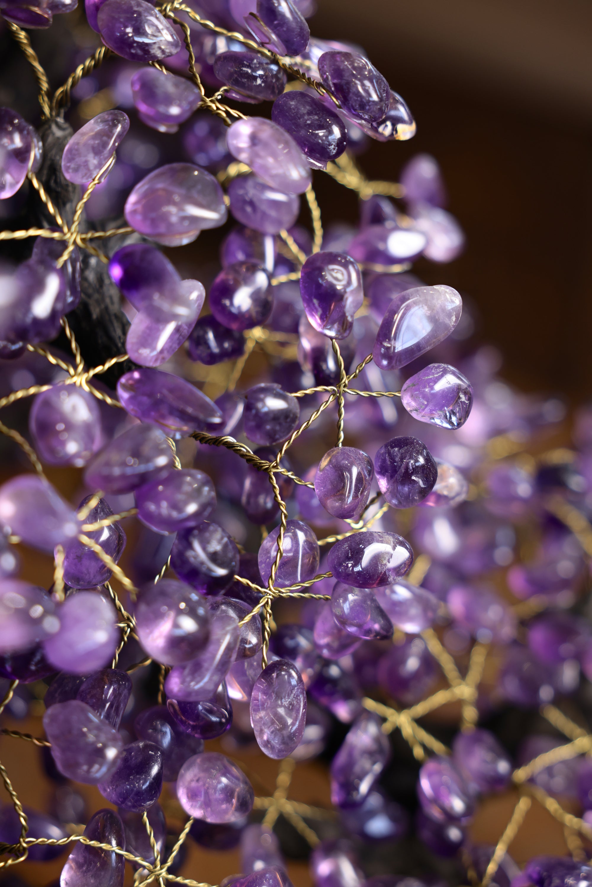 112 kg schwere Amethyst Baum-Skulptur mit Naturholzstamm und handgefertigter Drahtstruktur