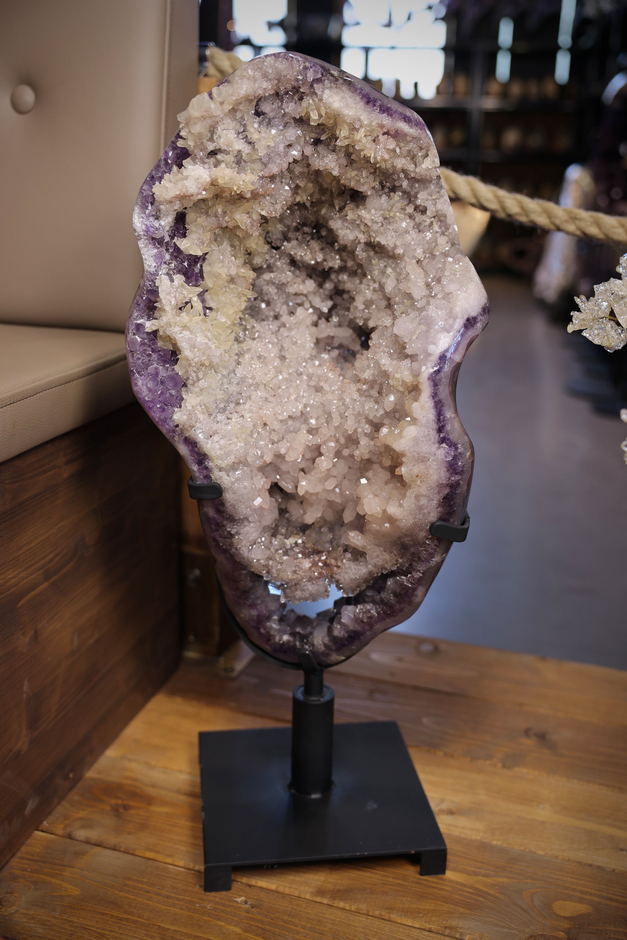 30,6 kg schwere Amethyst Druse aus Brasilien mit dichter Sugaring-Struktur und hellen Calcit-Kristallen auf Standfuß