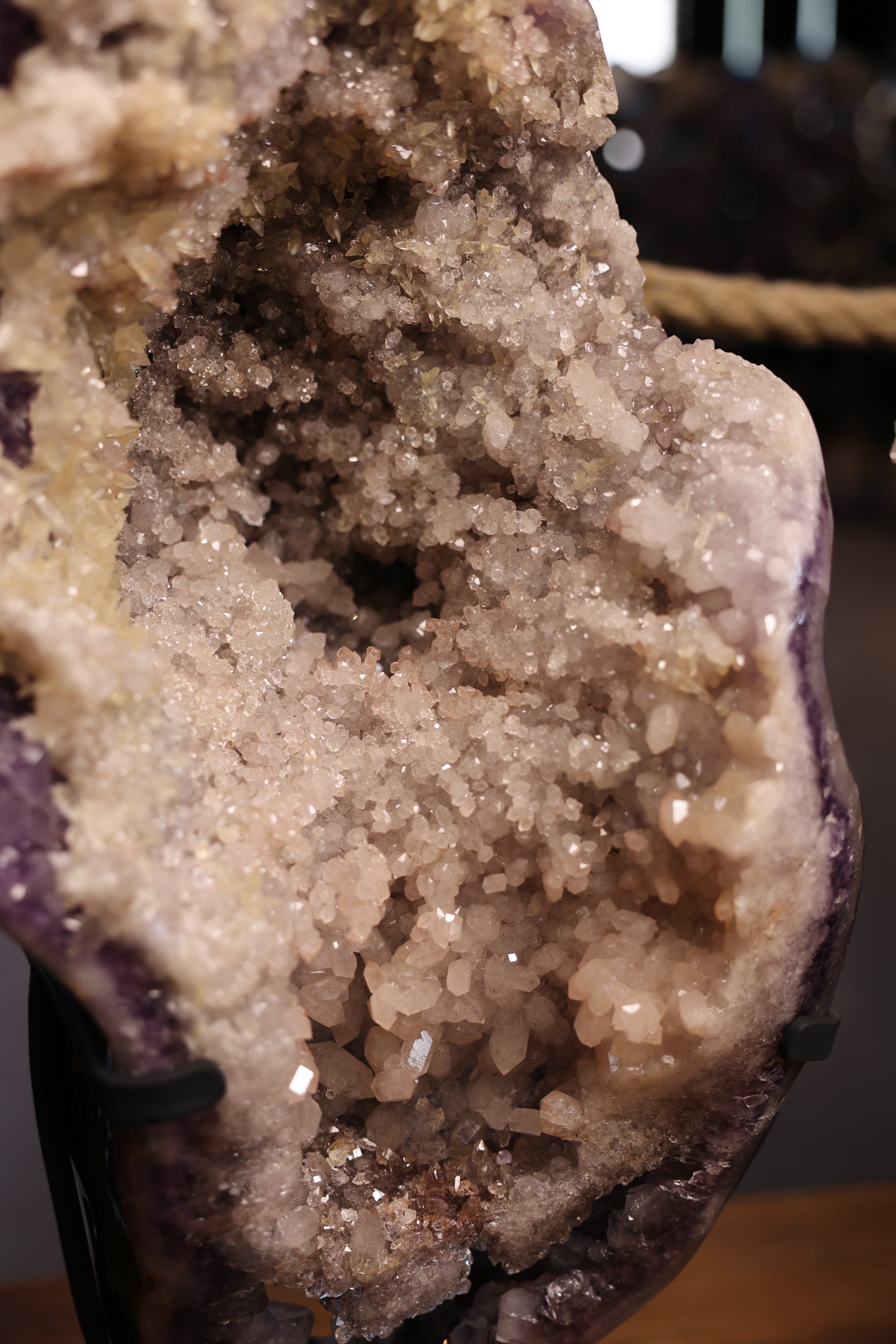 30,6 kg schwere Amethyst Druse aus Brasilien mit dichter Sugaring-Struktur und hellen Calcit-Kristallen auf Standfuß