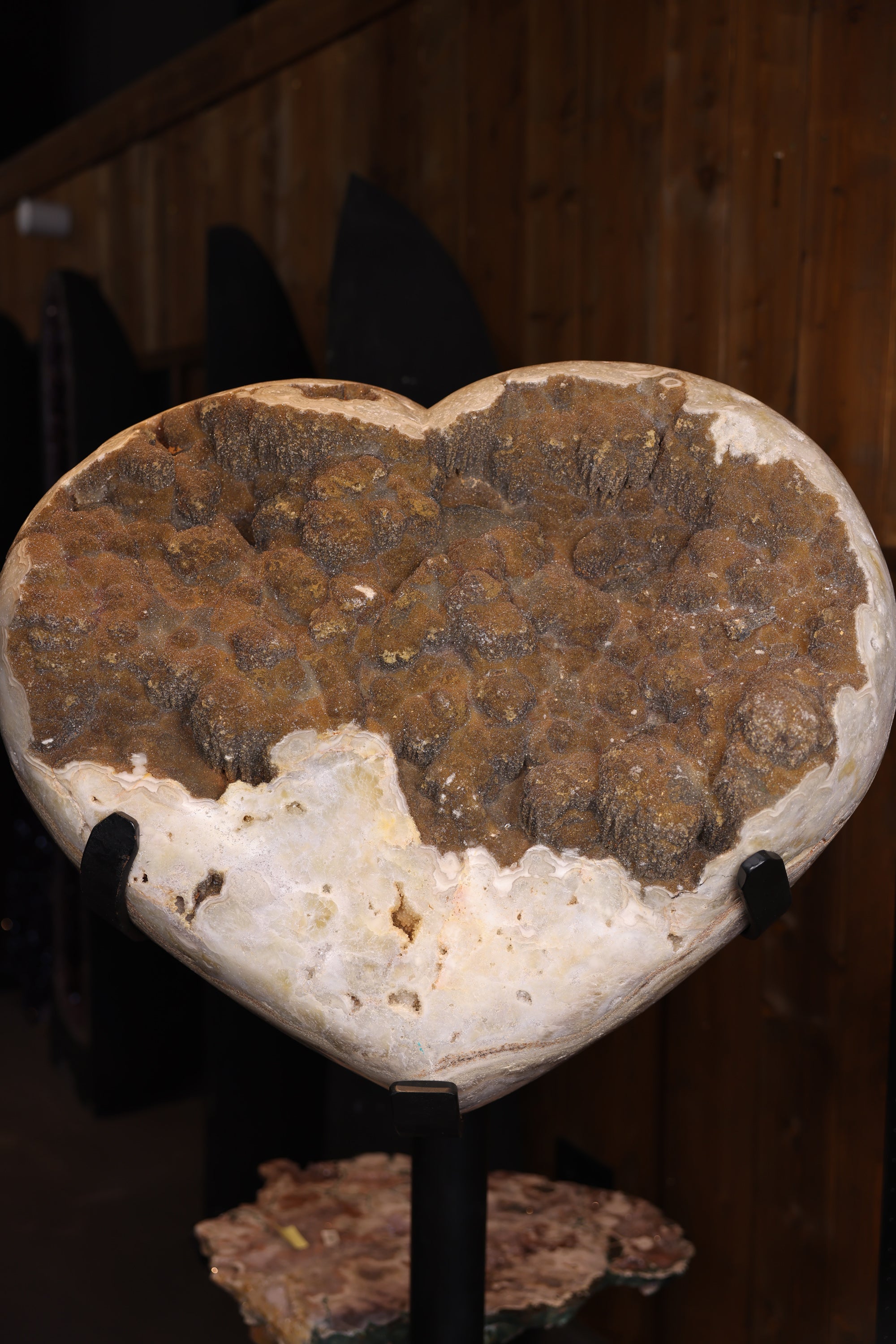 171,5 kg schweres Herz aus botryoidaligem Eisenoxid-Chalcedon mit traubenartiger Kristallstruktur auf 1,60 m hohem Standfuß