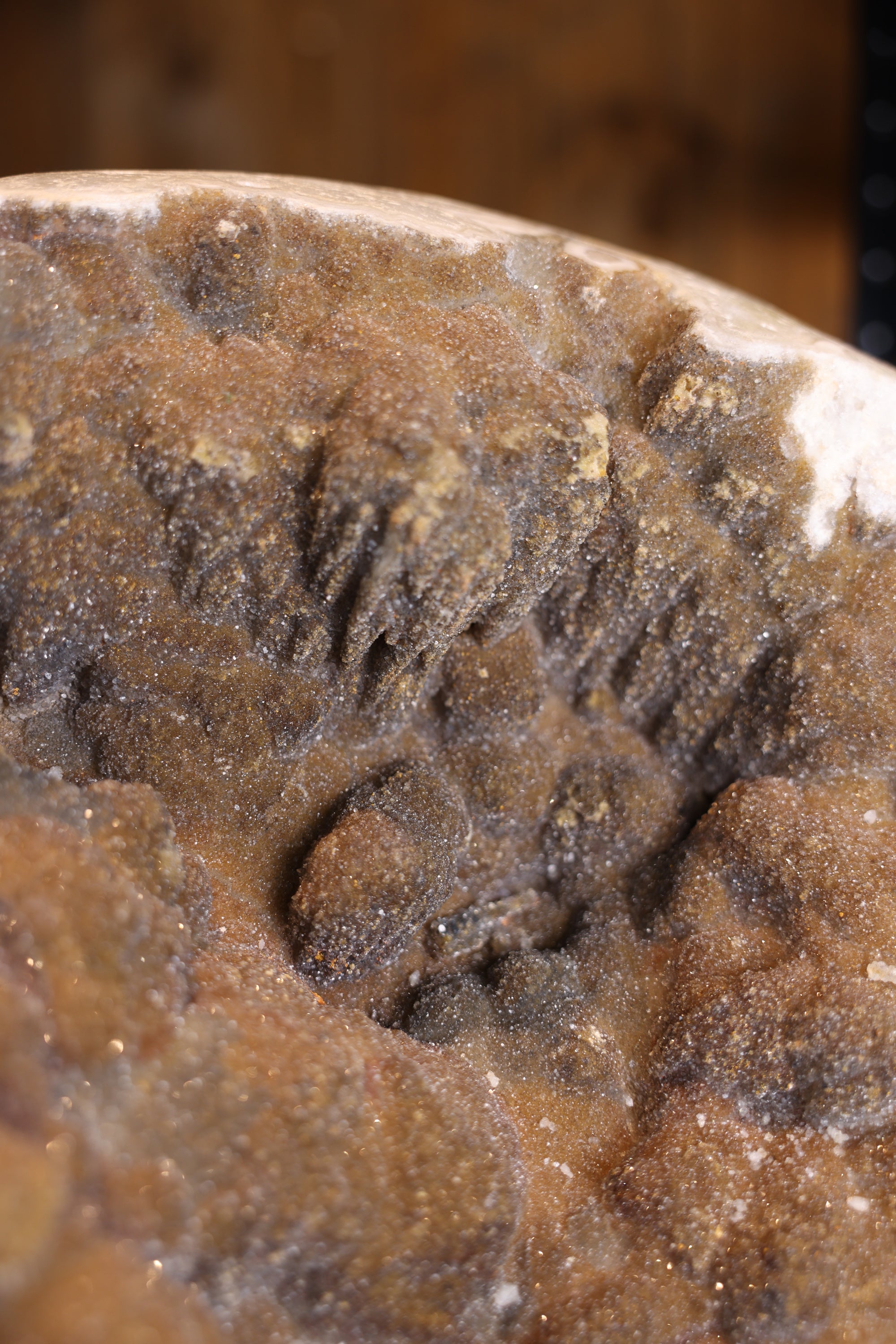 171,5 kg schweres Herz aus botryoidaligem Eisenoxid-Chalcedon mit traubenartiger Kristallstruktur auf 1,60 m hohem Standfuß