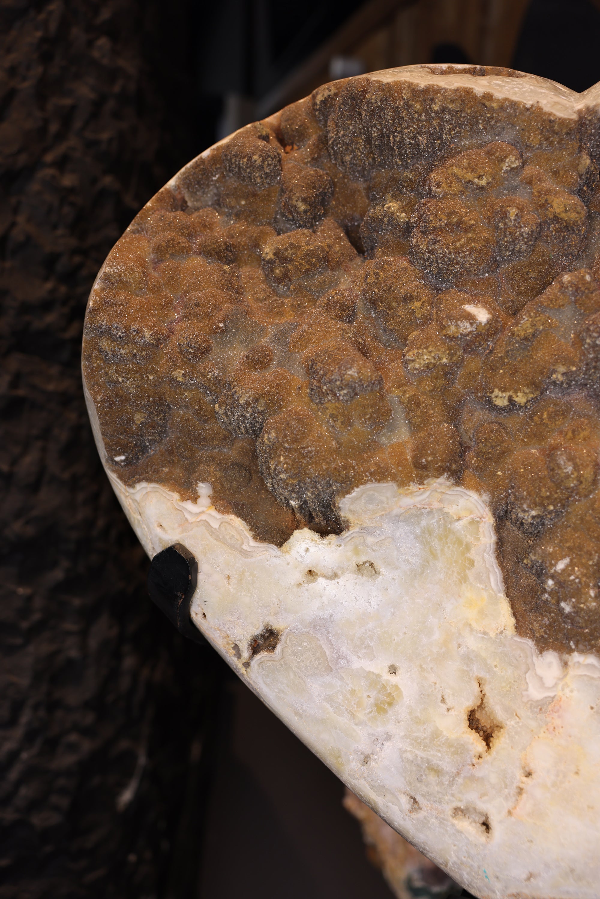 171,5 kg schweres Herz aus botryoidaligem Eisenoxid-Chalcedon mit traubenartiger Kristallstruktur auf 1,60 m hohem Standfuß