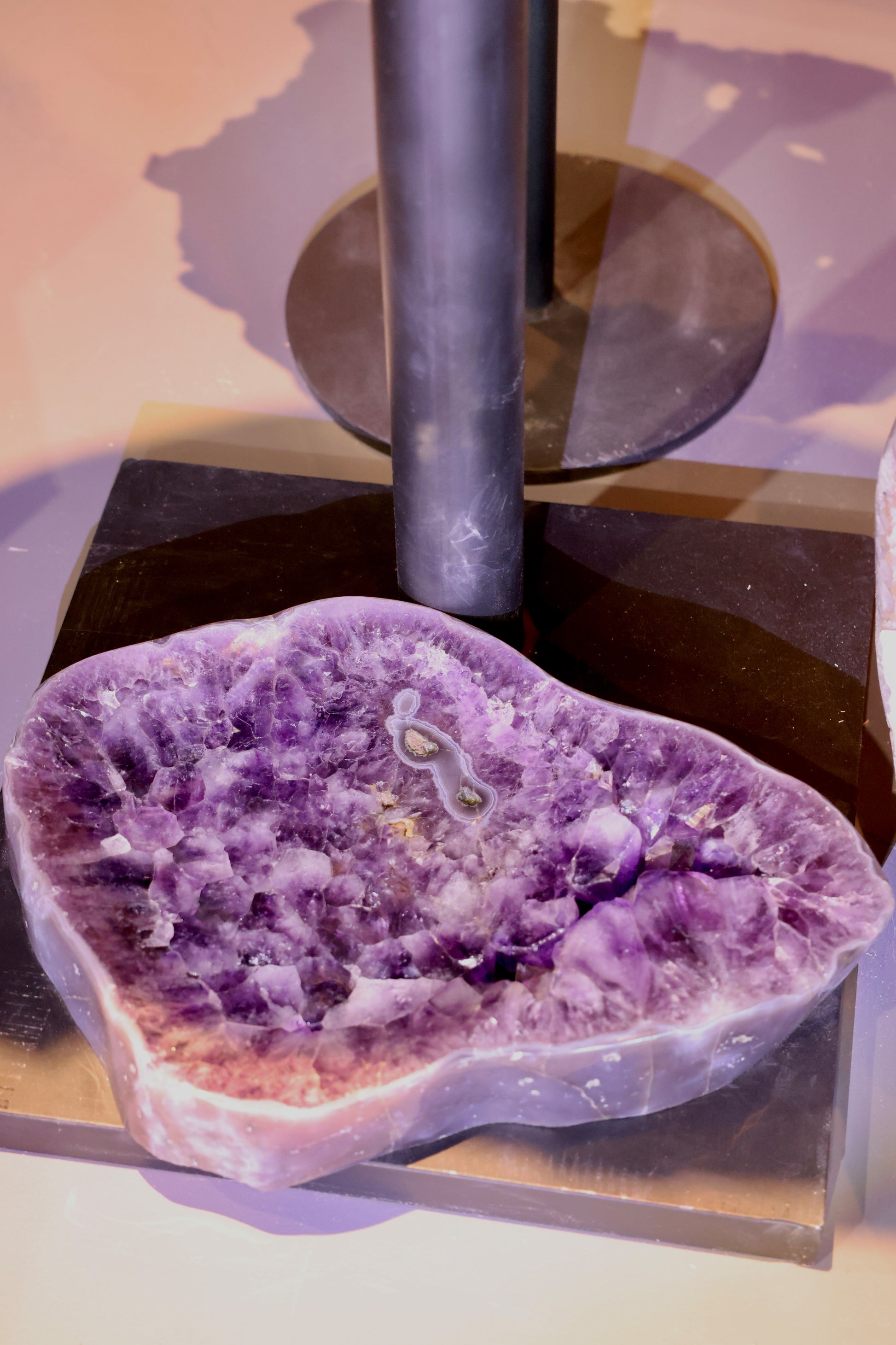 14,9 kg schwere Amethyst Geoden-Schalenformation aus Brasilien mit polierter Achat-Bänderung und dichter violetter Kristallstruktur