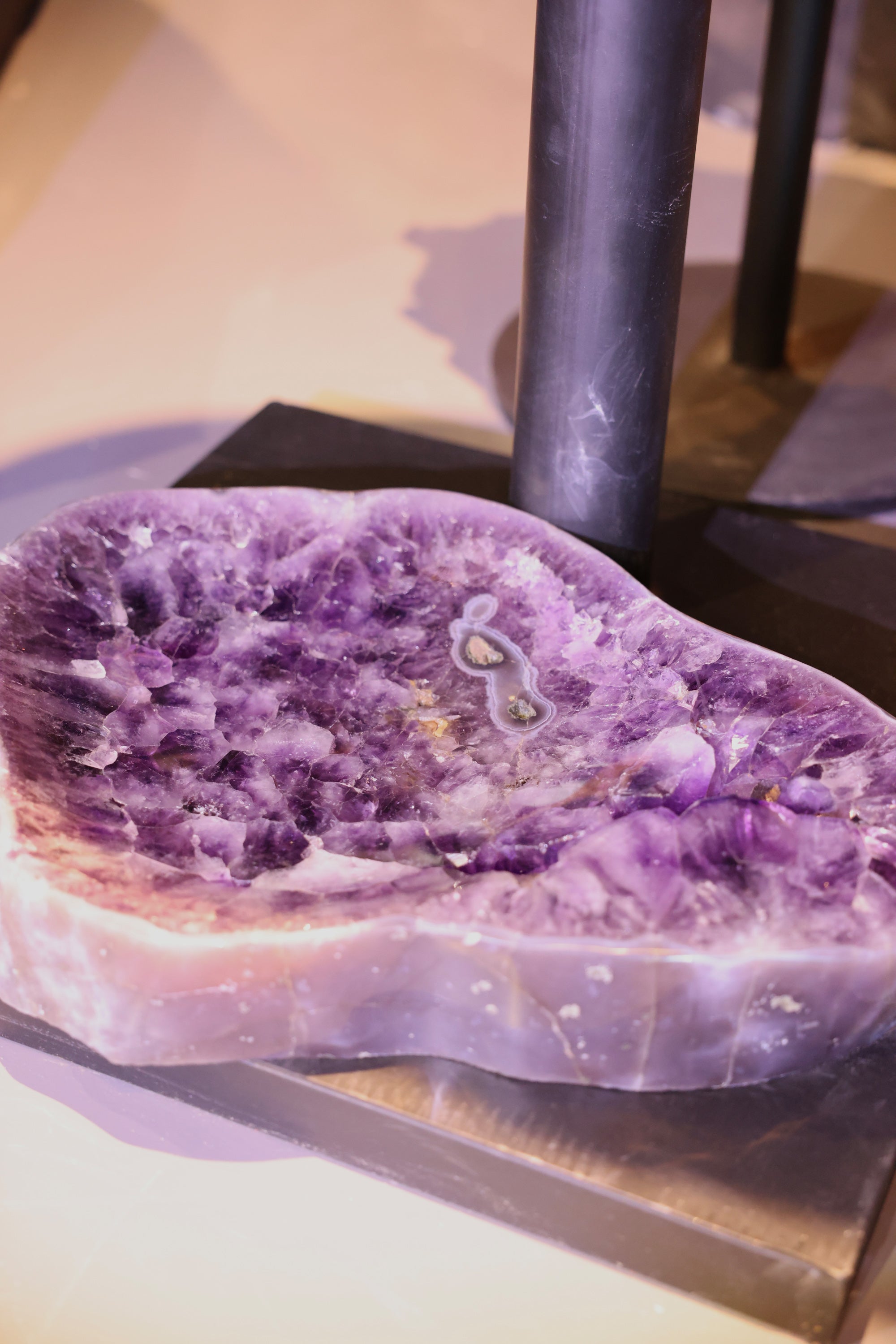 14,9 kg schwere Amethyst Geoden-Schalenformation aus Brasilien mit polierter Achat-Bänderung und dichter violetter Kristallstruktur