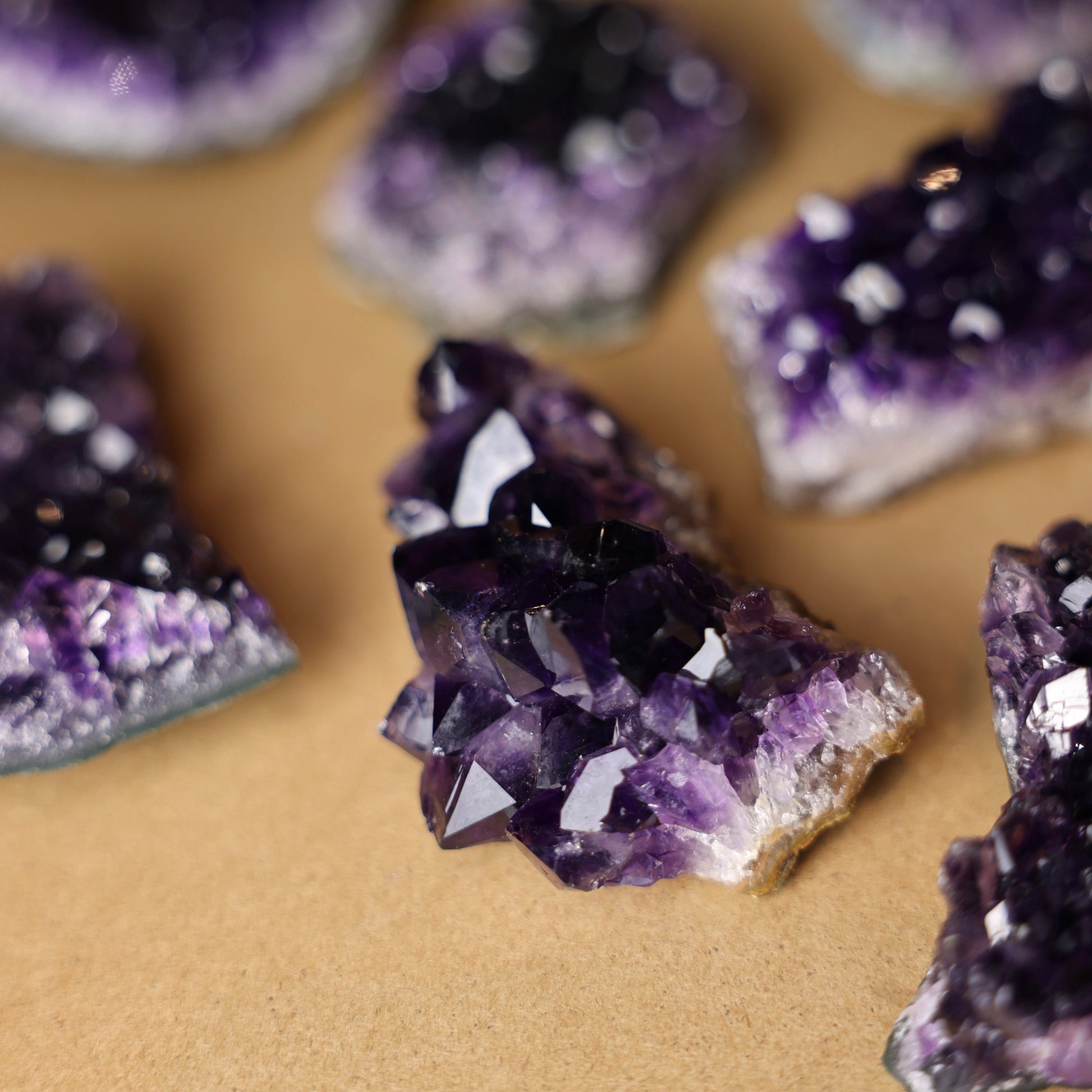 Amethyst Cluster naturbelassen in verschiedenen Größen zwischen 100 g und 500 g mit violetten Kristallspitzen als individuelles Überraschungs-Unikat aus Uruguay