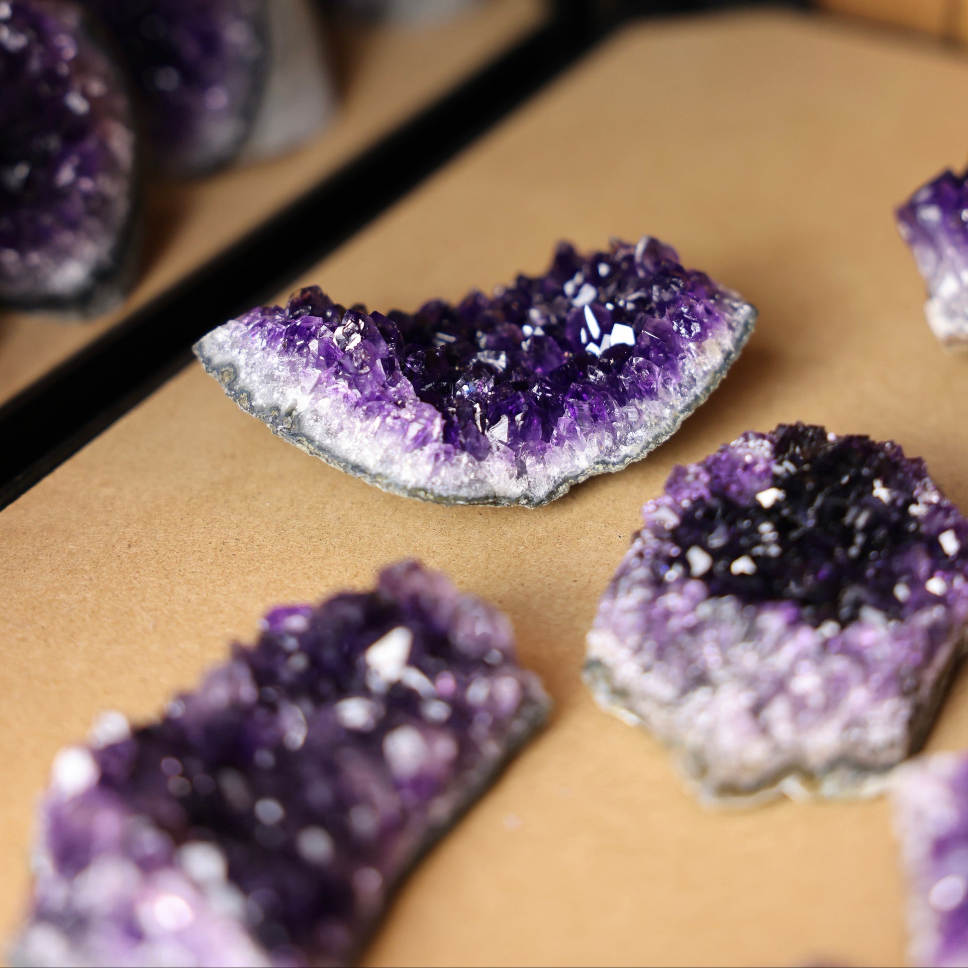 Amethyst Cluster naturbelassen in verschiedenen Größen zwischen 100 g und 500 g mit violetten Kristallspitzen als individuelles Überraschungs-Unikat aus Uruguay